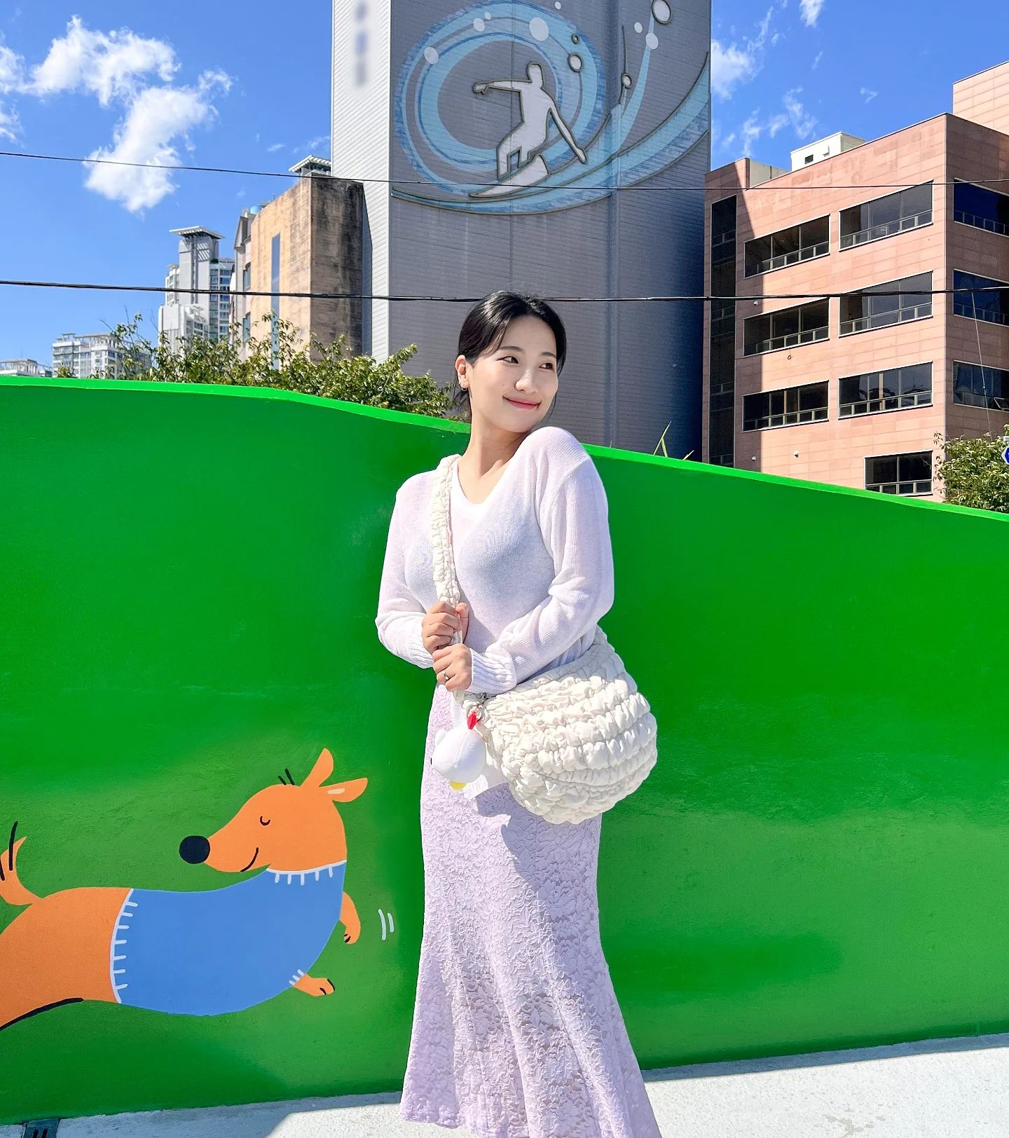 수줍은 오리찌🦆

즉흥으로 선물받은 퐁실퐁실 가방💭
언제부턴가 오리 닮았다며
권오리라고 부르더니😬

가방이랑 찰떡인
오리키링까지 달아쥰,,
아주 맘에 쏙들자나🤭

n년째 들고다녔던 이제는
꼬질해진 마넌짜리 에코백

봄여름내내 고생 많았고
장바구니로 폼체인지 부탁해😉