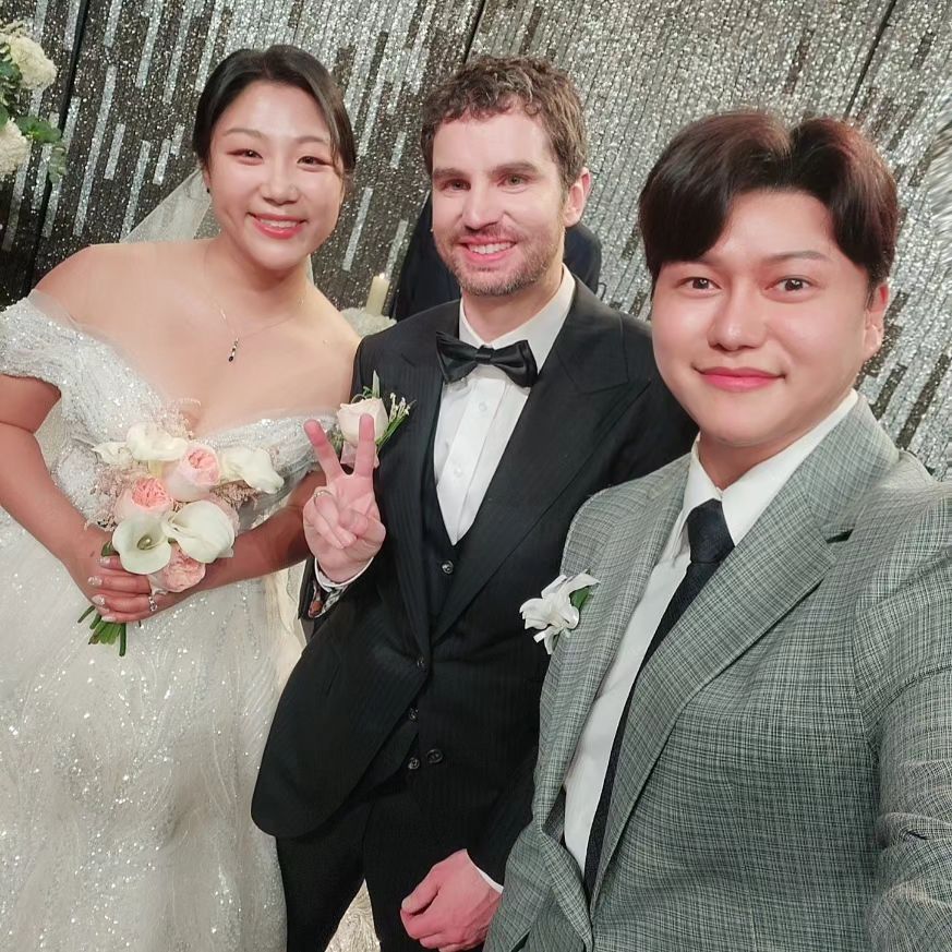 #영어사회자 #영어MC

작년 소공동 롯데호텔 국제결혼식 진행 때
저를 보시고 마음에 들어하신 혼주분들의
소개로 이번엔 잠실 롯데호텔 에서 진행된

🇺🇲미국 신랑님 & 🇰🇷한국 신부님의
소중한 #결혼식 현장 이에요 🤵🏼👰🏻‍♀️

이번 예식은 본식 및 피로연 한/영 사회 
뿐만 아니라, 특별히 예식 4시간 전 부터

미국인 부모님들 메이이크업실 통역 및
양가혼주님들의 밀착 동시통역도 함께 
의뢰 받아 진행 도와 드렸어요🗣

매번봐도 신기한 롯데월드뷰 신부대기실을 
비롯하여, 웅장하고 아름다운 #크리스탈볼룸
에서 이렇게 뜻깊은 결혼식 진행 해 드릴수 
있어 너무 큰 영광 이었답니다 :)

믿고 맡겨주시어 너무 감사드리고,
업로드 허락 해 주셔서 또 감사드립니다♡
_______________________________________

✔인스타그램 으로 전문사회 / 영어사회 예약 시 
#색소폰 축주 1곡 서비스 (무료) 진행 해 드립니다🎵 
※단, 서울/수도권 지역에 한함
 (지방의 경우 소정의 추가비용 발생
✔영어사회자/한영사회자
✔국제결혼식/주례없는예식
 (결혼식 식순 컨설팅 전문)
✔결혼식사회 경력 10년
✔기업행사/국제행사/연말행사 등

DM 또는 카카오톡 (프로필참조) 문의 주세요 :)

#전문사회자 #한영사회자 #웨딩홀추천 
#웨딩홀리뷰 #국제커플 #결혼식사회자
#영어사회자이재원