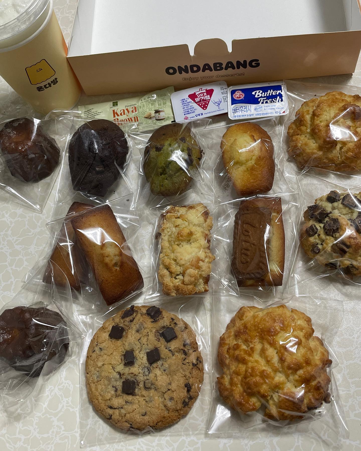 .
.
광주 수완지구 디저트 맛집
온다방 수완점 on_dabang_suw 

까눌레, 휘낭시에, 마들렌, 스콘, 쿠키 등 다양하고 가성비 좋은 디저트들을 판매하고 있어요 
개별포장 되어 있어서 먹기도 편하고 선물용, 답례품하기도 좋아요
포장, 배달도 가능하고, 홀도 꽤 넓어서 먹고 갈 수 있어요

⭐️ 플레인 휘낭시에
⭐️ 군고구마 휘낭시에
⭐️ 누텔라 휘낭시에
⭐️ 레몬 마들렌
⭐️ 말차초코칩마들렌
⭐️ 더블초코칩마들렌
⭐️ 플레인스콘
⭐️ 초코칩스콘
⭐️ 초코초코칩쿠키
⭐️ 까눌레
⭐️ 밀크쉐이크

📍광주광역시 광산구 장신로60
📍매일 09:20 - 21:50 / 2.4쨋주 화요일 휴무
📍건물 뒷 편 주차 가능

자세한 후기는 프로필 링크에서 블로그로 가거나,
네이버 검색창에 '펭기니스토리'를 검색해주세요~🧡
.
.