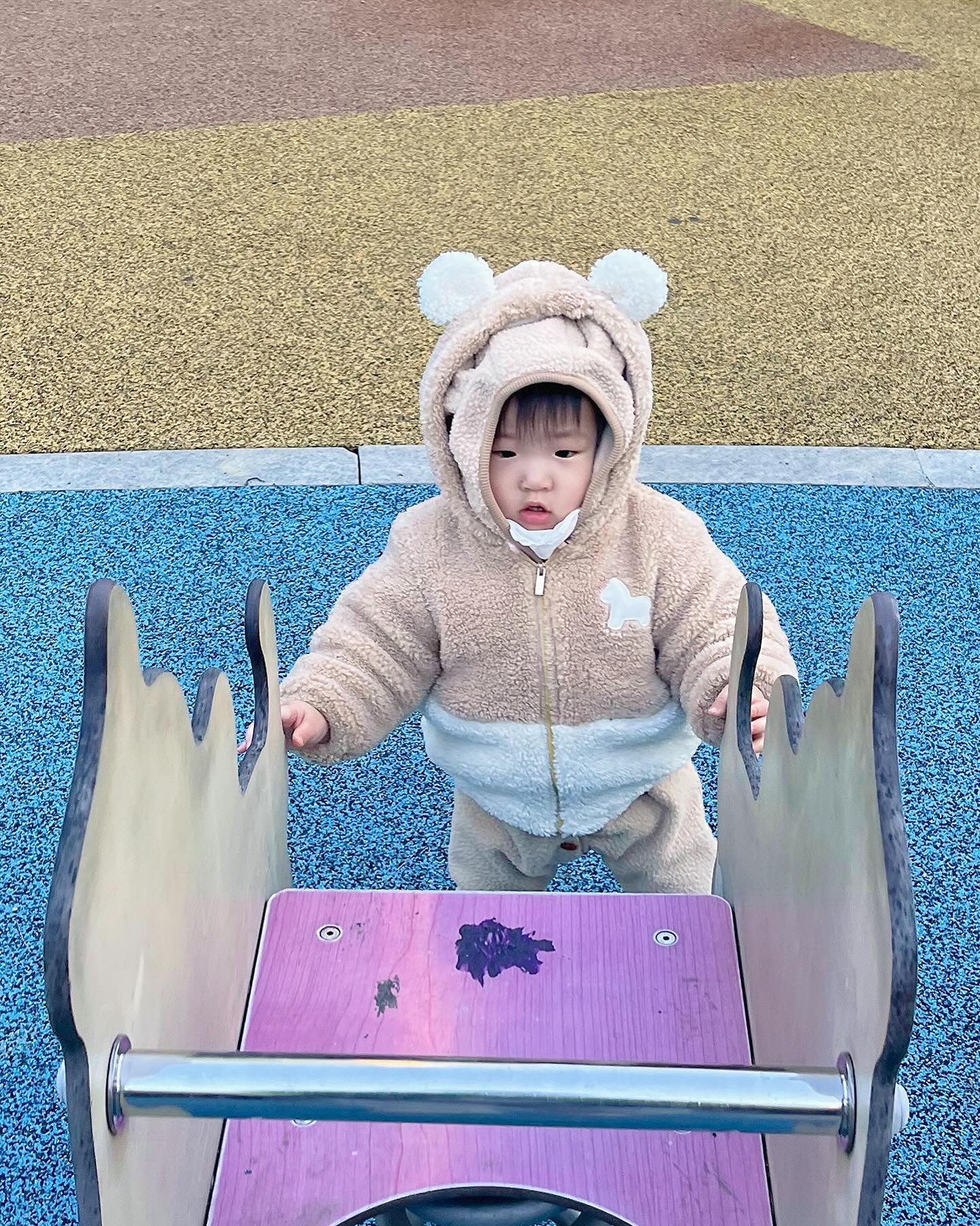 #14개월아기
놀이터는 내세상✨
이제 당당하게 걸어다니는 14개월 꼬맹이
오늘도 소아과갔다가 주사2방맞고 대성통곡함..
병원가면 자꾸 주사맞는다 생각하는지 문앞에서부터 움🥲
그래서 시댁가기전에 잠시 놀이터에 들렸는데 
세상 신나하며 놀다가 할비할미 만나고 집에 오며 기절ㅋㅋㅋ
흘러내리는 아기곰🐻 너무 귀여워❤️💙💚🩷🩷
#아기 #막둥이 #아기곰 #에뜨와 #곰슈트 #마냥귀여워 #막내딸 #육아 #겨울은힘들어 #오빠곰은학원 #아기곰은소아과
