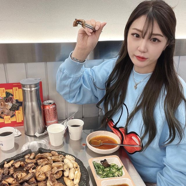 ෆ현기커플ෆ : 깊고묘한이치 on Instagram: "#협찬제공 [곱창폭식 부평본점] "전력을 다해 먹어라! 곱창은 줄지 않는다!" 📌 곱창무한리필 1인당 27.800원 📌 단품으로도 즐길 수 있음!! 📌 1인당