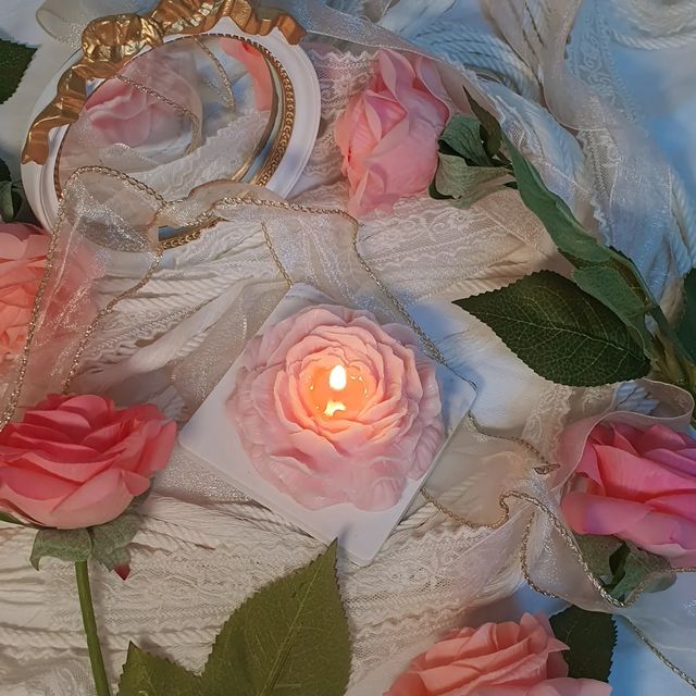 𝒯𝒾𝒹𝒹𝓎 on Instagram: "#협찬 @soaroda 에서 피오니 블루밍 캔들을 보내주셨어요🌸 평소에 향에 민감하고 캔들 켜는 걸 좋아해서 많이 구매하는데 이렇게 예쁜 캔들은 처음이에요🥺💗