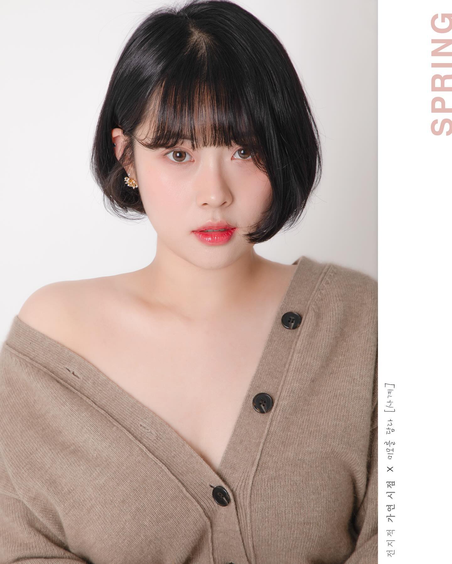 전지적 가연 시점 [사계]

봄,여름,가을,겨울 
사계절을 입어 보았을 때
어떤 모습 이실지!! 직접 마주해보실 수 있도록 해드리는 컨셉!!🤸‍♀️🤸‍♀️🤸‍♀️🛵🦋🫧 

어디가서 잘 이야기 하지 않는 것이었지만ㅋㅋㅋㅋㅋㅋㅋ 
저도 8-9년 전 cs강사를 했을 때 퍼스널컬러진단 자격증이라는 걸 땄었는데요!
아무리 생각해 보아도 사람을 
전문가에게 의존된 채 진단내려지게 하는 그 자체가 이해가 안 되서ㅋㅋㅋㅋㅋㅋ비싼 돈 주고 따놓고 실제 강의는 단 한 번도 나가지 않았었습니다. 

누군가에 의해 정의내려지지 않고 
스스로의 생각과 판단으로 결정되어져야 한다고 생각해요. 우리 모두의 ‘자신’은요. 

이 [사계]라는 컨셉으로 하여금
어떤 계절 딱 하나를 찾게 한다기보다
다양한 모습의 본인을 스스로 마주해보고
지금 보다 더 많은 예쁘고 사랑스러운 모습을 발견해내서 미치도록 내 자신이 좋아질 그런 희열을 경험하게 해드리고 싶어요😎 진짜로. 

결국엔 제가 찍어드릴 사진은 그저 어떤 도움이 될만한 요소나 체험 중 하나일거고, 
꼭 이 사진 아니어도 아주 크거나 작은 결심들이 수반되는 다양한 환경과 상황들을 통해 
여러분을 여러분 스스로가 정의내려보세요.👍그 확고함이 주는 힘이, 많은 다양한 매력들에 더해져 보다 더 빛나는 사람으로 만들어줄거예요!! 그 힘을 저는 믿기 때문이예요!! 

하고 싶은 걸 하는 저 역시
제 스스로 정의 내리며 사는 사람이기 때문에
다른 것들에 비해 유독 많이 가진 이 에너지를, 필요하시다면 마음껏 나눠드릴 수 있습니다!! 가져가세유~~~

[사계]컨셉은
메이크업+촬영 모두 포함 4시간 소요되며
(식사 꼭 하고 오세요 진짜 ㅋㅋㅋㅋㅋ)
비용 및 예약 문의는 
사진은 - 카카오톡채널 ’전지적 가연 시점‘ 채팅창으로!
메이크업은 - ’미모를 담다‘ makeup_suim  선생님께 직접 문의!! 

하시면 됩니다🙆‍♀️🙆‍♀️🙆‍♀️

#전지적가연시점 #미모를담다 #대전 #대전여행 #대전사진관 #대전스튜디오 #대전프로필 #프로필촬영 #화보촬영 #화보메이크업 #퍼스널컬러 #프로필사진 #portraitphotography