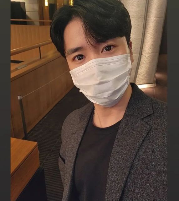 𝐃𝐞𝐨𝐤 𝐲𝐨𝐮𝐧𝐠 on Instagram: "#협찬 #광고 셀카+ 사실 광고입니당😊 지쿤에서 볼캡 광고가들어왔어요❗️ 얼마전에 지쿤 가방도 협찬이들어왔었는데, 볼캡, 가방 모두 디자인도