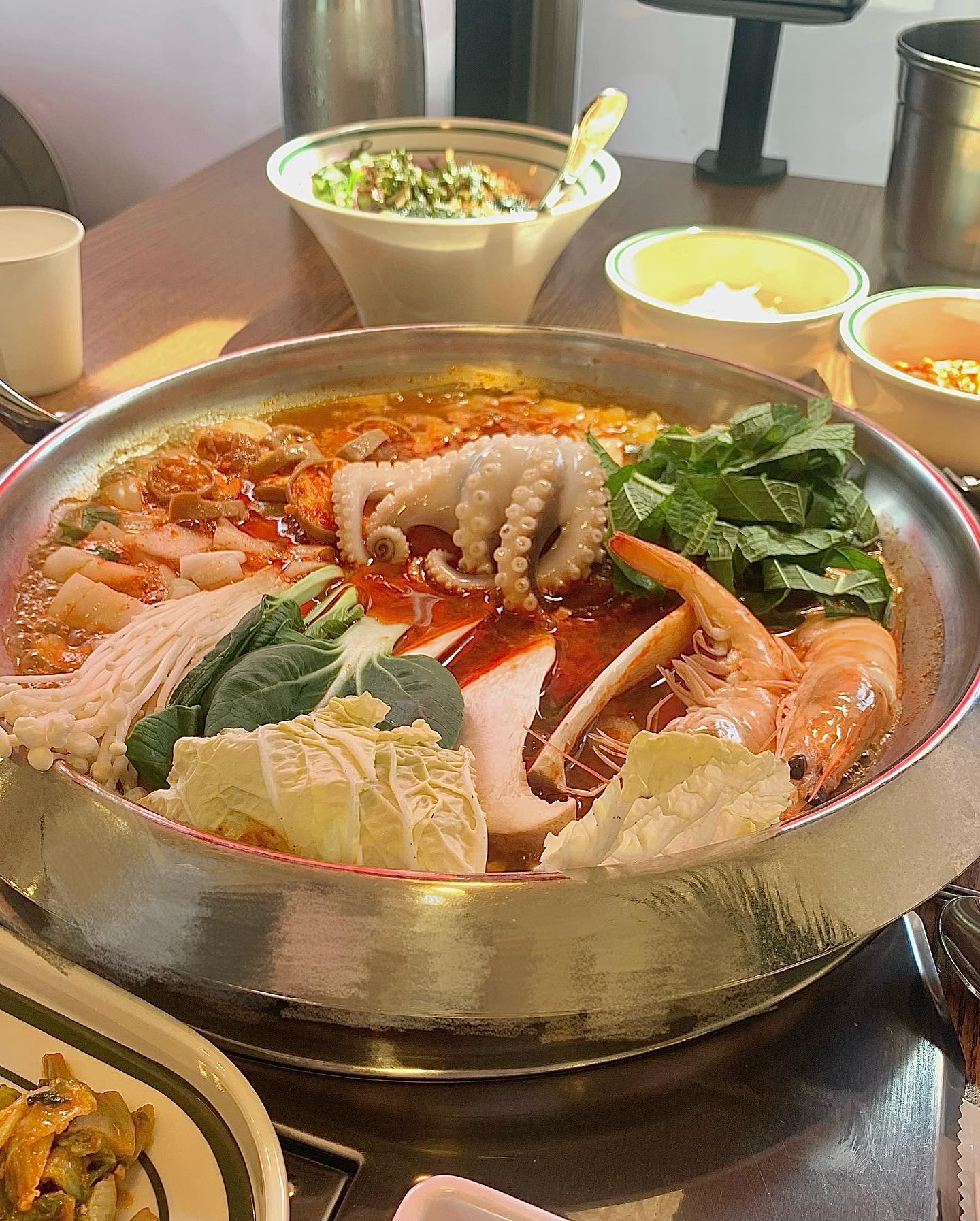 #협찬 #복사꽃피는집 #영종도 

복사꽃피는집 영종도점에는 쭈꾸미 볶음, 바베큐 등갈비 등 여러가지 메뉴가 있지만 나의 픽은 국물이 땡겨서 쭈대새 set 2인으로!!🐙🦐

쭈대세는 쭈꾸미 대창 새우가 들어있는 전골이닷😃
세트메뉴로 시키면 피자, 묵사발이 나오는데 고르곤 졸라, 시즌 2개(페퍼로니, 등)으로 시킬 수 있었다
피자뿐 아니라 음료수도 무한 리필 가능하고 마무리 아메리카노까지 가능하니…! 
고민 말고 영종도 가면 여기 꼭 가보는 걸로〰️〰️

매장이 널찍해서 회식이나 가족모임 등 하기 깔끔하고 좋은 장소인듯하다👍🏻👍🏻

#영종하늘도시맛집 #운서동맛집 #영종도한식 #영종도맛집 #영종도쭈꾸미 #영종하늘도시쭈꾸미 #인천맛집 #인천쭈꾸미 #인천한식 #인천가족모임 #영종도회식 #인천회식장소 #복사꽃피는집영종도점 #복사꽃피는집