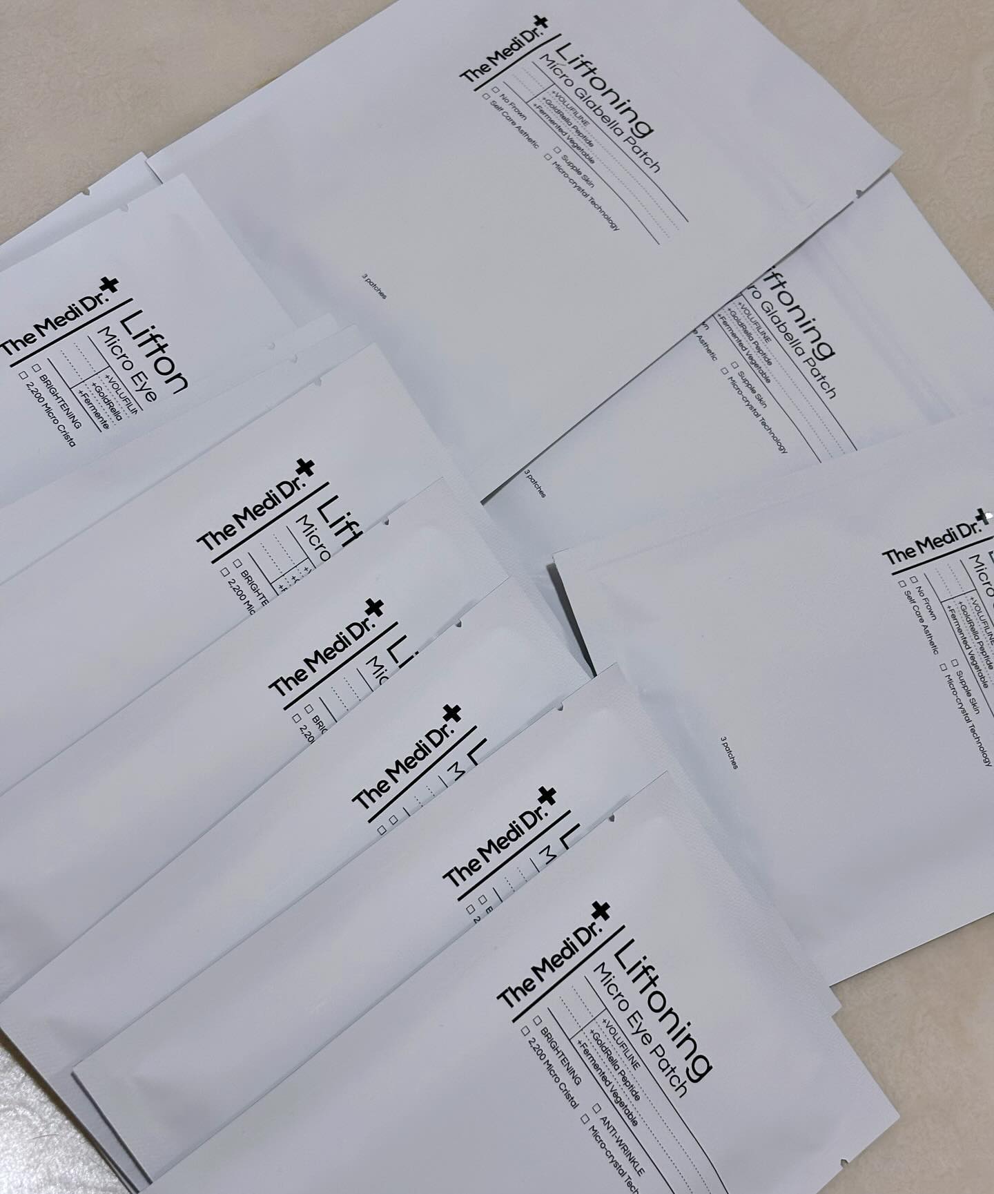 #협찬 고민부분 콕콕 ! 확실한 효과의 니들패치 🪼 

➕리프토닝 마이크로 아이패치 & 미간패치 
#홈 M.T.S 패치로 주름개선 미백 식약처 인증 2중 기능성을 피부에 
효과적으로 전달하며 촘촘한 피라미드 돌기로 간편하게 붙이고 취침이 
가능하며 콕콕! 붙여서 유효성분으로만 만들어진 돌기가 피부 각질층을 
뚫어주고 돌기가 녹아서 뚫은 각질 사이로 모두 하룻밤 새 다 흡수돼요 

2~3일에 1번 잠들기 전에 눈가 및 미간 부위에 패치를 꼼꼼히 붙여 
취침 후 다음날 아침에 패치를 때어난 뒤 가볍게 세수하면 
잔주름,굵은주름,색소침착, 미간부의 리프팅 관리가 한방에 가능해요 
고민부의 확실한 효과의 니들패치 로 효과적이게 관리해 보세요🧏🏻‍♀️

#화해 #화해SNS리뷰단 #더메디닥터 #리프토닝패치 #홈에스테틱
#콕콕패치 #슬로우에이징 #주름 #미백 #피부탄력