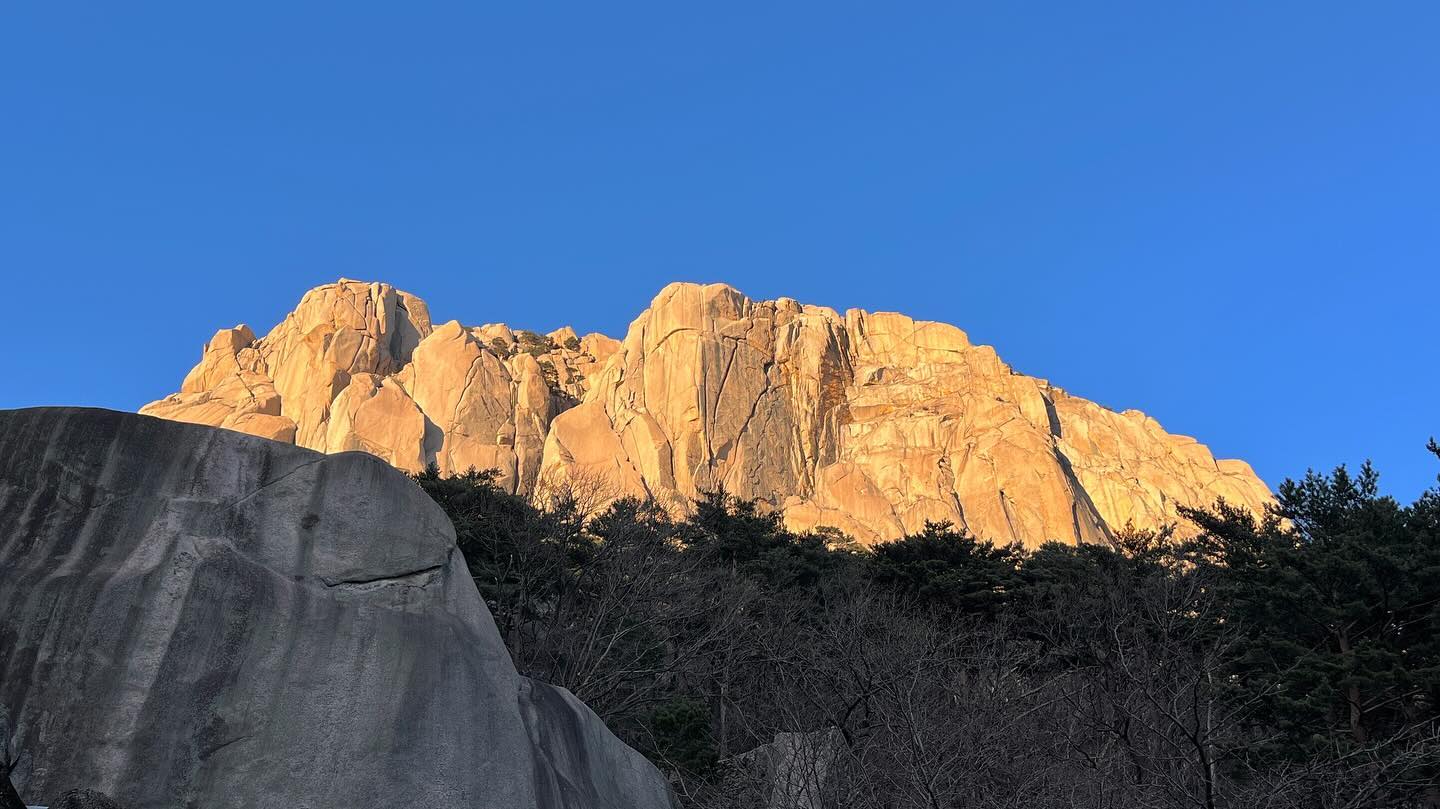 ⛰️🌊🌅🫧🌈🚤🐟
1. 3대가 덕을 쌓아야 볼 수 있는 황금울산바위(는 내가 갖다붙임)
2. #노메드카페 
3. 꼭 겨울에 가고싶었던 #고성 #아야진해변 
4. 동영상에서 겨울냄새남
5. #속초 #아바이마을 #신다신 에서 순대 기다리며 담은 발그레한 하늘
6. #속초여행 내내 밝고 환하게 반겨주던 ⏾
7. #설악산 에 무지개걸렸네
8. 작고 귀여운 배들로 가득한 갯배 정류소
9. #시드누아속초점 
10. 아는 맛인데 참을 수 없는..♡ྀི #88생선구이