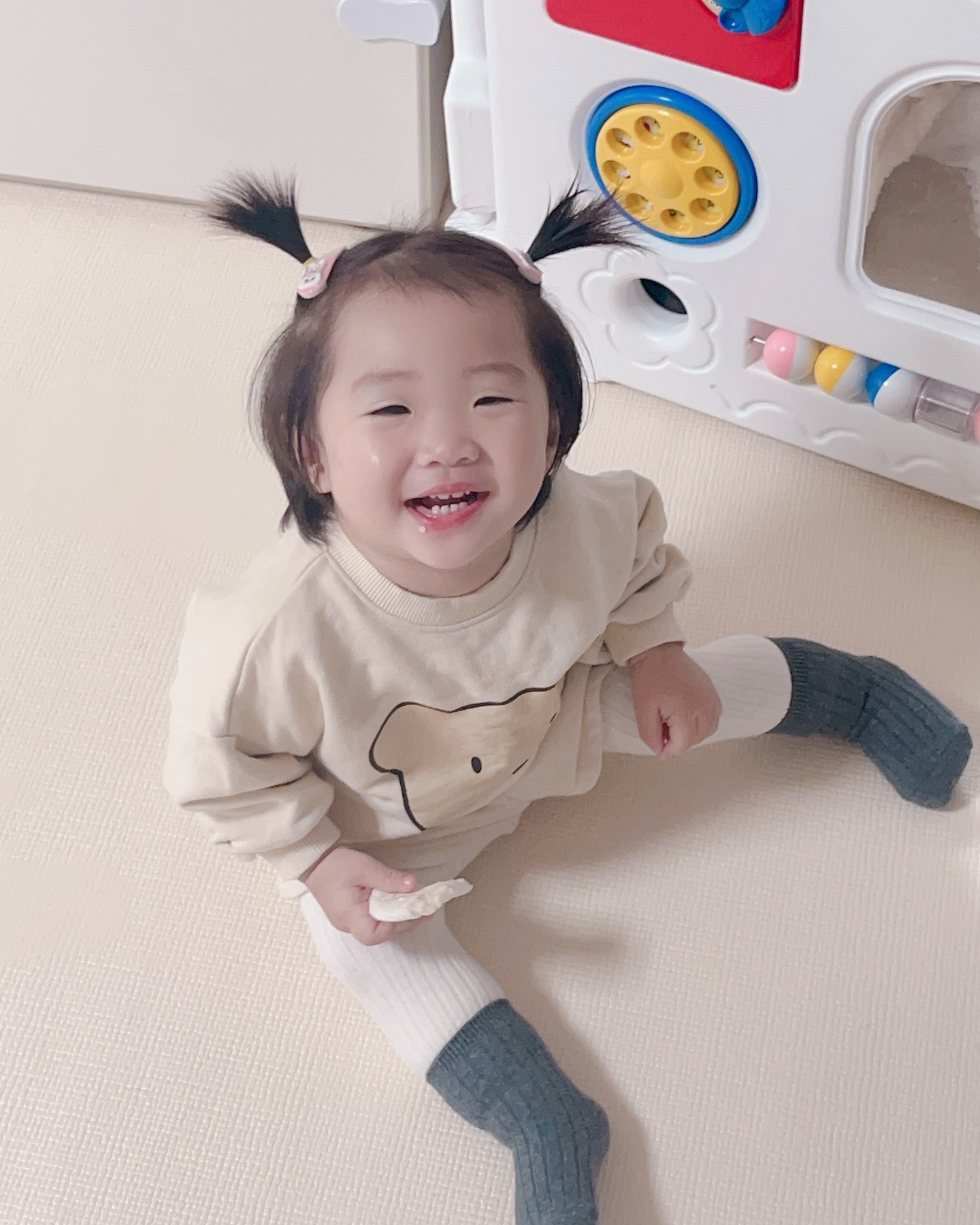 #서아사진❤

쪼꼬미 서아의 첫 운동회 참석👏🏻
0세반이라 참여할 수 있는게 많이 없었지만
언니,오빠들 구경에 신나신나😆
내년엔 엄빠도 참가해서 🎁참가상 받아줄게!!!

신났던 운동회~ 내년을 기대해봄👋

📸 24.11.01 D+397

#13개월아기 #딸스타그램
#귀요미딸 #사랑해딸❤️
#첫운동회🎊