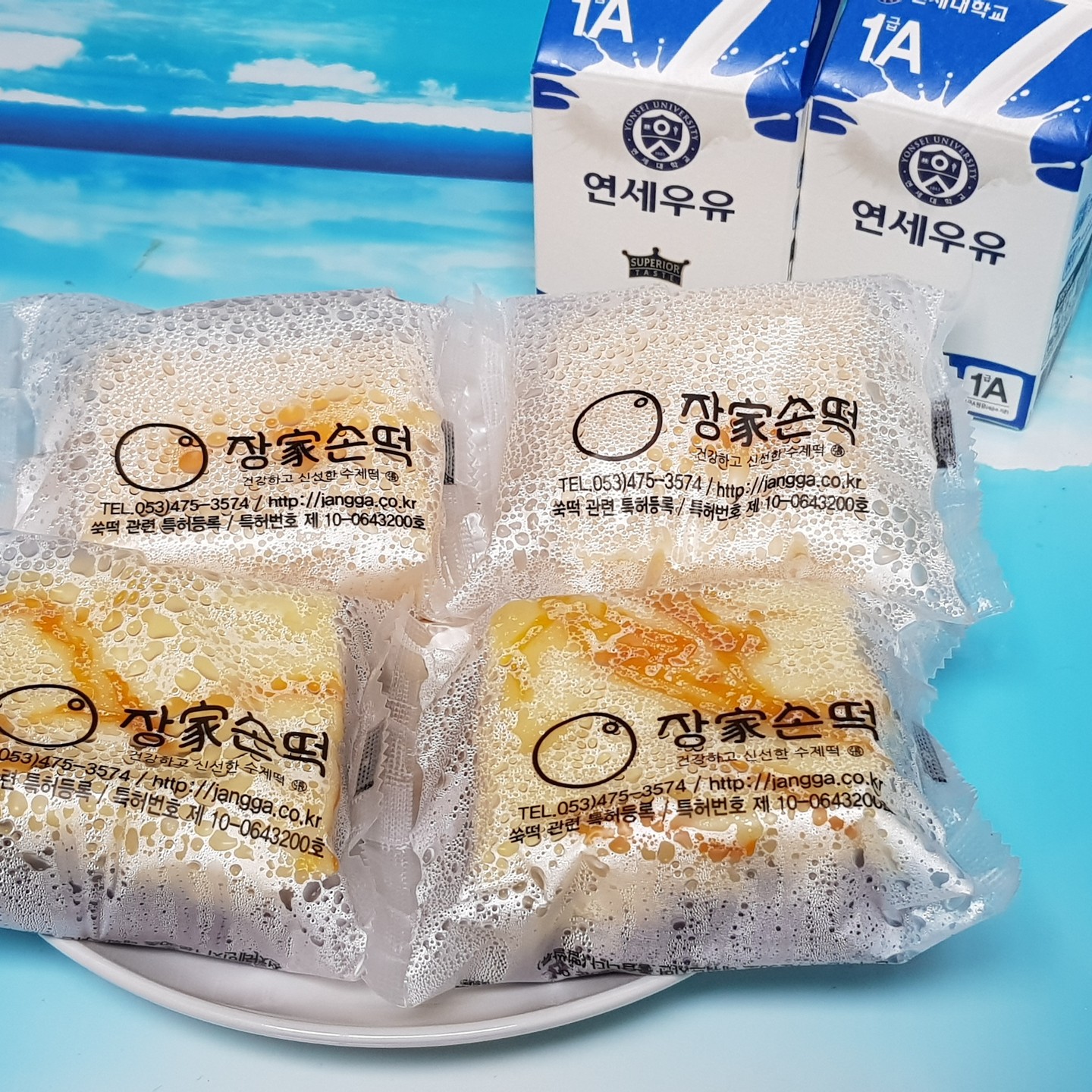 .
실망하지 않는 맛있는 떡집
이번에는 맷돌호두설기, 치즈설기, 두텁떡 주문했어
설기 2가지는 꼭 전자렌지에 돌려먹어
진짜 넘나 맛있고 호두설기는 꼬소!
치즈설기는 꾸덕한 치즈느낌 가득
두텁떡은 고급진 왕실디저트라네?
역시 장가손떡 맛있어..
.
#장가손떡 #대구떡집 #대구맞춤떡 #대구수제떡 #대구수제떡집 #대구떡집추천 #대구맛있는떡집