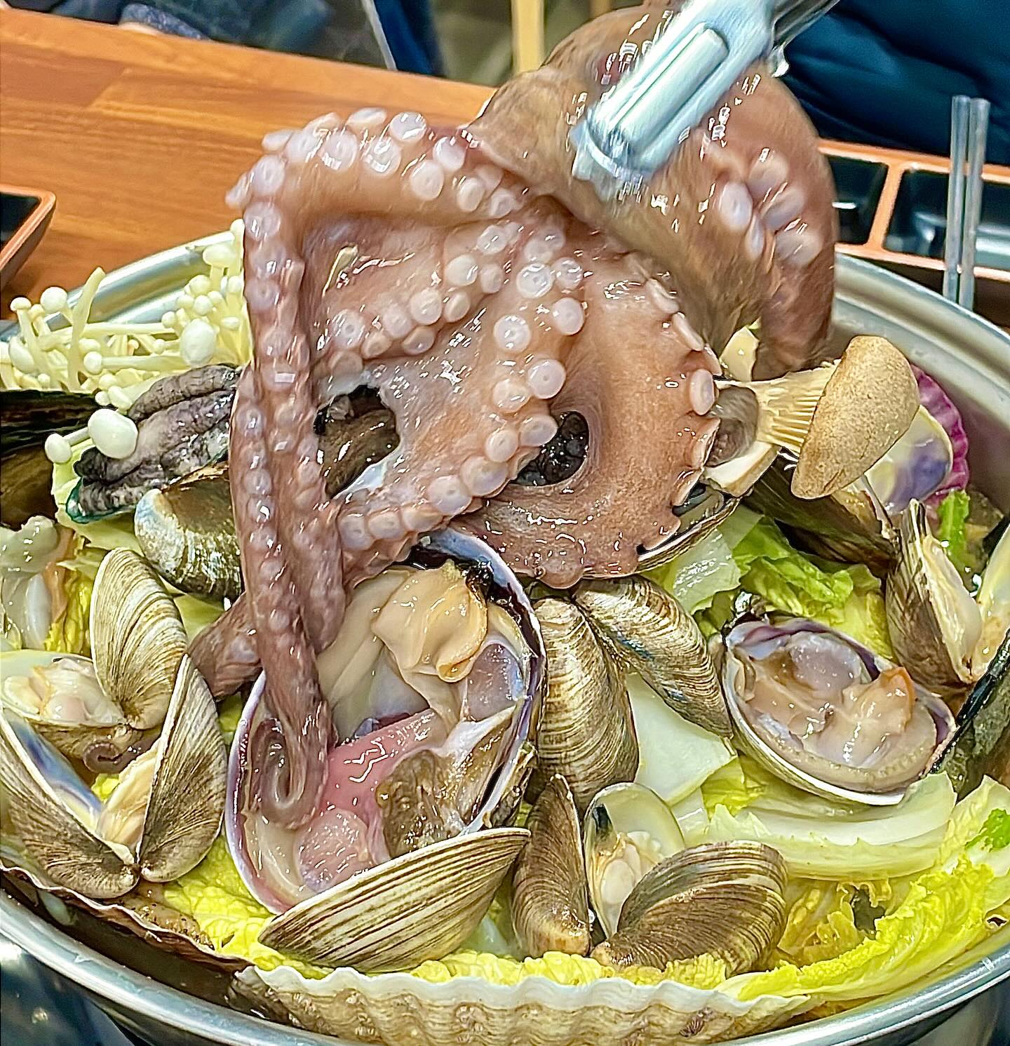 ▪️홍해물탕

홍해물탕은 삼양해수욕장 근처에 위치한 
해물탕집으로 신선한 해물이 산더미로 나와 
해물을 실컷 먹을 수 있는 곳이에요. 

해물탕 외에도 식사 메뉴가 있어 
점심시간에 식사하러 
방문하기에도 좋을 곳이에요. 

제주 해물탕 맛집, 삼양해수욕장 맛집 
찾으시는 분들에게 추천드려요.

- 선사로8길 34 1층
- 11:00-22:00(브레이크타임 15:00-17:00)
