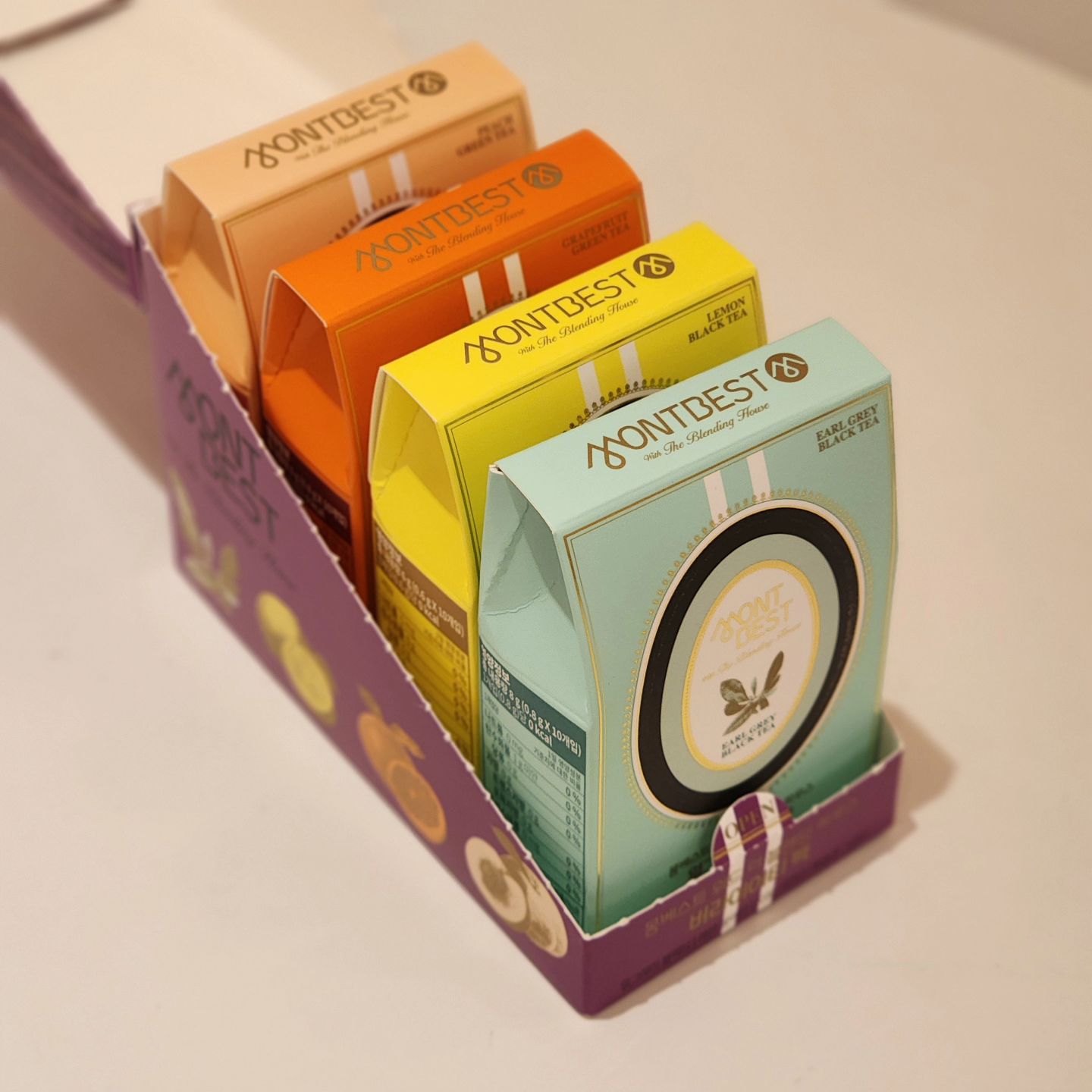 #할인구매 montbest #몽베스트티 #블랜딩티
몽베스트 버러이어티팩 마셔봤어용🩷
평소에 커피를 달고사는데 커피대신 뭘 마셔볼까 고민하다가
선택한 몽베스트 위드 더 블랭딩 하우스🤍
제로칼로리에 제로설탕이여서 넘 좋더라구요❤️
제품도 물에 넘나 잘녹는 분말가루타입이여서 차갑게 마셔도
따듯하게 마셔도 넘 좋아용 건강한맛✌️
얼그레이 블랙티🍵
자몽 그린티🧉
복숭아 그린티🍑
레몬 블랙티🍋
총4가지맛으로 다 맛있고 향이 너무 좋더라구요😘
.
.
.
#뷰티 #홍차 #얼그레이티 #강아지 #패션 #코디 #메이크업 #말차 #화장품 #녹차카페인 #송혜교티 #쇼핑 #색조 #애견 #녹차 #송혜교콤부차 #코덕 #녹차효능 #얼그레이