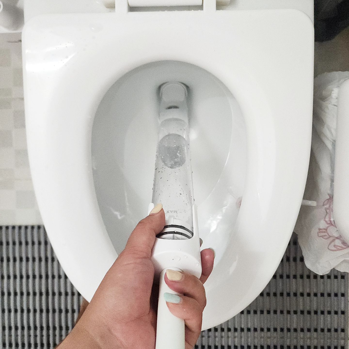 #협찬
#원더펑  Multi-use 바닥거치 패키지 ♥︎
변기, 세면대, 욕조 등 막힌 곳은 모조리 뚫어주는 제품인데요!!
본품, 바닥거치대, 전용물컵으로 구성되어 있어요~
화이트와 투명을 기본으로 한 모던한 디자인으로 화장실 인테리어와 조화가 우수한 뚫어뻥이랍니다!! 
변기용(회색)과 변기이외용(흰색) 두가지 노즐을 사용용도별로 간단하게 교체해서 사용가능하니 좋은데요 
사용 시 오물이 전혀 튀지 않아 깔끔하게 처리할 수 있어서 좋아요!!
노즐 내부의 자석밸브와 피스톤 하부에 달려있는 고깔모양의 피스톤밸브가 역류방지장치인데요
요녀석이 있어 물이 내부로 역류하지 않는답니다+_+
물 넣고 눌러주면 끝이기에 사용법이 간편한데요
양손으로 잡고 해주면 진짜 속이 뻥 뚫리는 기분이에요!! 
물만 있으면 언제든지 사용 가능하니 너무 편한 것 같아요
변기에 삽입하는 부위가 작아서 어느 변기에나 잘 들어가고 말이죠~
저희집은 변기보다 세면대가 참 자주 막히는지라 주기적으로 독한 액체세제 넣어주고 있었는데 
이제 원더펑 멀티유즈로 간간히 뚫어주면 되겠어요!! 

기존의 뚫어뻥보다 가격은 좀 비싼 듯 하지만 제값을 충분히 한다고 느껴지는데요 
뚫어뻥 유목민들이 정착할 수 있는 제품이라 할 수 있다는 ㅎㅎ

 A/S 또한 구입 후 1 년내 고장시 신품으로 재발송해준다니 짱이죵? 
몸통이 투명하여 내부가 훤히 들여다보이는데 물만 사용하고 역류가 없어서 곰팡이가 필 염려 또한 없답니다:) 
내구성이 좋고 디자인도 예쁜 뚫어뻥을 찾고계신 분들께 강추드리고 싶은 원더펑이에요!! ㅎ

8/19 월요일 오전 11시 30분 
쇼핑 라이브 일정이 잡혀있으니 
관심 있으신분들 꼭 사수하시길! 

- 제품 링크 : https://smartstore.naver.com/wonderpung 
- 방송예정 링크 : https://shoppinglive.naver.com/livebridge/1401413 
.
.
.
wonderpung_csllab
#뚫어뻥 #원더펑 #수압식뚫어뻥 #변기막힘 #toiletplunger #wonderpung