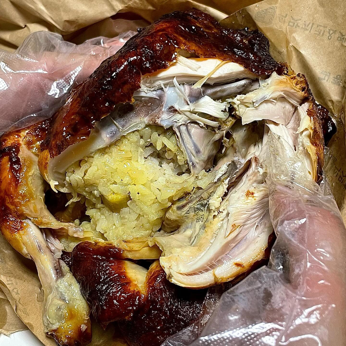 #김종구식맛치킨

항상 지나갈때마다 냄새가 넘 좋아서 기억하고 있었던 김종구식맛치킨 신월성점 🤍

누룽지통닭같은 치킨 땡기던 날 생각나서 찹쌀통닭구이 2마리 냅다 포장해왔습니닷 

안에 찹쌀이랑 밤, 대추, 마늘 들어있어서 든든하면서 닭살들이 진짜 촉촉하고 껍질은 쫄깃함 💛

옛날통닭 사이즈라 크지는 않아 혼자서 다먹기도 가능할 느낌?
떡볶이 시켜서 사이드로 먹으니 3명이서 먹어두 충분히 배불렀슴 !

포장해서 40분정도 뒤에 먹었는데도 속까지 완전 따뜻해서 넘 맛있게 먹었던 기억이 ✨

️
☑️ 찹쌀통닭구이 1마리 13,000 / 2마리 25,000

📍 대구 달서구 조암로 24

#대구맛집 #월성동맛집 #신월성맛집 #월성동치킨맛집 #대구통닭구이 #대구누룽지통닭 #월성동누룽지통닭