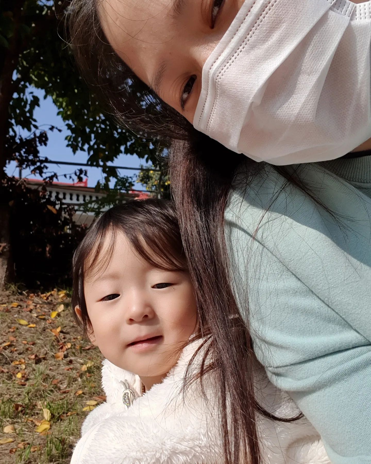 ❤
2021.11(1)
왕할머니댁에가면 주변이 온통 자연이라
자연속에서 생활체험하기 딱좋아❤
.
.
길을따라 걷다가 낙엽들을 밟아보고
검은콩을 따보기도하고
한주먹만큼의 검은콩을 따도
길을 걷다 콩을 발견하는 재미를 느끼고😍
.
.
대하소금구이한다고 마당에서 구울때
직접 넣어보고 싶다고
대하도 덥석덥석잡아보고😁
.
.
#왕할머니댁
#주변이온통체험학습장
#자연과함께놀아요
#길을따라걷다보면
#체험해볼거많은시골
#대하가무섭지도않나봐