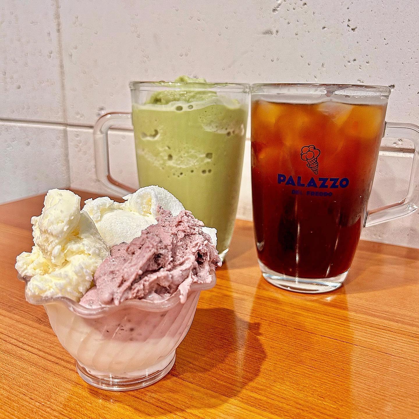#협찬 #빨라쪼델프레도
이탈리아 로마 3대 정통 프리미엄 젤라또!
수영 닭발 맛집으로 유명한 '닭발의 지존' 건물 1층에 
있더라구요! 닭발 먹고 젤라또 먹으러 가도 좋을듯!!ㅎㅎ

가게 이름이 특이해서 찾아보니 빨라쪼 델프레도는 
이탈리아어로'얼음 궁전'이라는 뜻이더라구요.
젤라또 왕국을 건설하고 싶어했던 설립자가 1880년부터
무려 143년동안 전통을 이어 내려오고 있다는데 
대단한 거 같아요 :)

제가 먹은 메뉴는
 🍨꼬빠그란데 3가지맛 (리조&리조네로&소금우유맛)₩9,500
-리조는 쌀, 리조네로는 흑미 맛인데 고소하고 달달
입구 들어가자마자 소금우유맛이 시강이라 먹었는데 
단짠단짠 너무 맛있었어요 .. 소금우유맛은 단품으로 
구매가 안된다 하더라구요! 완전 잘 골랐음(엄마픽)

🥤 젤라또프레도(녹차) ₩5,000
-젤라또가 들어가는 젤라또 프레도 저는 녹차 젤라또로 
선택했는데 녹차가 진한게 계속 들어가더라구요 ㅎㅎ

☕️ 아메리카노(ice) ₩3,200
커피는 산미가 좀 있는 편이였어요.
 
베스킨라빈스처럼 사이즈별로 골라 먹을 수 있고 
젤라또 종류가 엄청 다양하게 있는데 무슨 맛인지 
궁금하면 구매 전에 시식도 가능하다고 하니 먹어
보고 고르는 것 추천 !!

🍨빨라쪼델프레도 부산수영점
💁🏻‍♀부산 수영구 연수로 374
🕰일-목 11:00-22:00 /금-토 11:00-22:30
  첫째 셋째 일요일 저녁 6시 마감 
📞051-753-8300
주차⭕ 포장⭕ 배달⭕

♥️좋아요•댓글•공유•저장•태그는 콘텐츠 제작에 
  많은 도움이 됩니다.♥️ -또힝올림-

#빨라쪼 #젤라또 #리조젤라또 #리조네로젤라또
#젤라또프레도 #젤라또맛집 #젤라또카페 #부산젤라또
#과일젤라또 #수영카페 #망미역카페추천