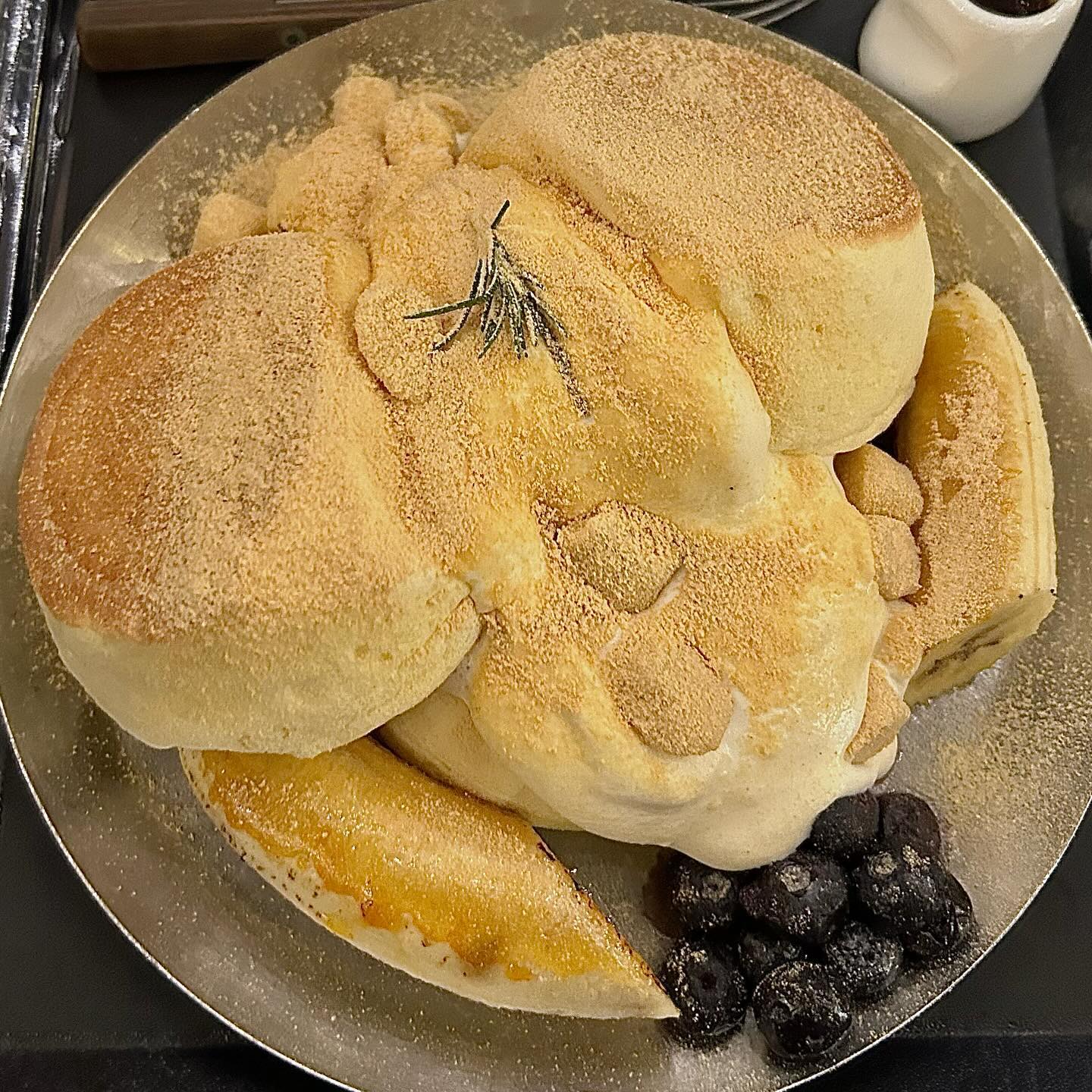 협찬) 너무 예쁜 비주얼에 반하고 맛있어서 또 반하는 잠실 카페!!
#젠젠잠실점 #잠실카페 

🍴잠실 송리단길에 비주얼과 분위기 모두 다 완벽한 수플레 맛집이 있다?!?!?

🍴안그래도 수플레 진짜 짱좋아하는데 완전 수플레 맛집 찾았다 ㅜㅜ 종류도 많고 양도 엄청 많아서 먹기전부터 설렘💓💓

🍴한입 먹는순간 퐁신퐁신한 수플레가 입안에서 사르르륵 녹는당! 수플레 한입 먹고 아메리카노 한입 마시면 진짜 극락이 따로없음....💓

🍴음료 종류도 다양하고 디저트 종류도 다양해서 취향이 조금 달라도 하나가 될 수 있다!! 

🍴그리고 내부 분위기도 왕좋아서 커플들 데이트 코스로도 딱임><

🍴잠실 놀러갔을때 젠젠에서 맛있는 수플레로 기분전환 한다음에 석촌호수 산책하기!! 어때유 완전 좋은 데이트 코스지유?

 

📍서울 송파구 백제고분로45길 34 동방빌딩 2F

⏰매일
  09:30-22:15 (21:30 라스트 오더)
 
 

#송리단길카페 #송파카페 #잠실수플레 #수플레맛집 #수플레팬케이크 #잠실데이트