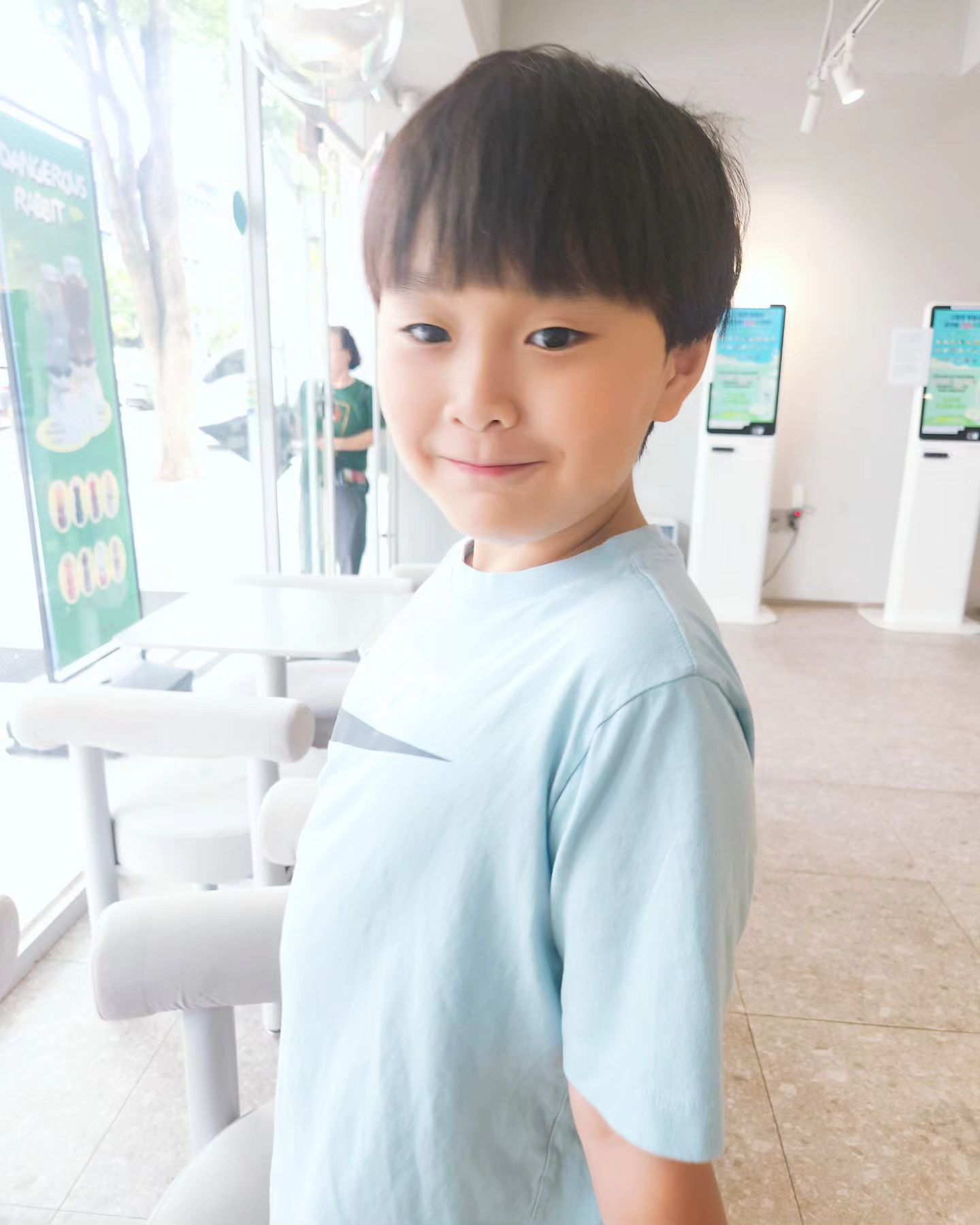 #엘둥이근황

무더운 여름 잘 지내고 계시죠?

오랜만에 엘형제 근황이네요^^

이엘이가 급성인후두염으로 고열이 나서 일주일 고생하더니 
주엘이가 코감기가 와서...

둘은 하나랑 너무 다른다는걸 느꼈어요🤪🤪🤪
이엘이 나아지고 이제 좀 살겠다했는데 주엘이 시작....
편도가 약한 이엘이는 오늘 또 열....

주엘이 아기띠하고 같이 병원행...
주엘이는 세상 순둥이가 아프더니 울면 엄마가 다 해주는구나 터득하고선 울지도 않고 소리만 내기도 하고 제법 컸어요^^

오랜만에 이엘이 #성장기록 너무 많이 커버린 내 첫번째 아가에요😍

이엘이가 방학하니 주엘이 낮잠 시간은 이엘이 숙제봐주고 놀아주고 주엘이 깨면 놀아주고 반복하니 며칠 혼이 나가더라구요🤪🤪🤪

다둥이 맘들 진짜 존경존경합니다🙏🙏🙏

그렇게 힘들다가도 이엘이 주엘이 보면 너무 이쁘니 엄마미소😊

어제 저녁에는 빨래를 개고 있는데 이엘이가
🙆엄마~ 많이 힘들지? 내가 잘 개지는 못하지만 같이 해볼께

하더니 옷도 개주고 
잠시 후 조용해서 뭐하나봤더니 갑자기 설거지하고 있고~~

👩‍🎤이엘이 뭐해?
🙆엄마가 너무 힘들어 보여서 내가 해줄라고
👩‍🎤고마워~ 그런데 이정도는 괜찮아~ 엄마가 너무 힘들면 이엘이한테 도움 청할께~

가끔은 2학년인 이엘이에게서 너무 많은 것들을 배워요...
배려,공감🩷

가끔 힘겨워진 육아 일상에 울컥하게 되고 감동이 되요^^

무더운 여름 모두 육아팅👊👊👊

.
.
.
.
.

#주엘188일 #이엘3090일 #늦둥이 #9살 #형제맘 #육아소통 #아들맘