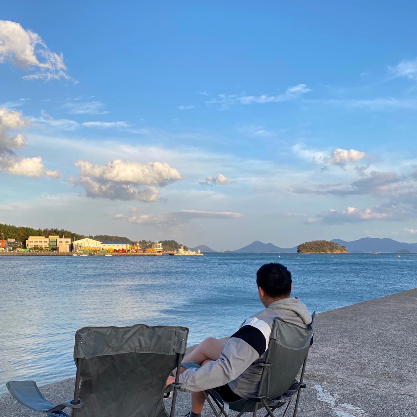:) #변수의연속,

원래의 목적은 바로, 궁금했던 #나진국밥
이였으나, 결국 못먹었다는 슬픈결말,
그치만 마을이 너무 아름다워서
오히려좋아 라고.. 하고싶지만, 은 개뿔ㅋ
바람이 미친듯이 부는데 11월로 막 접어드는
날씨에도 이상하게 너무 따뜻했던 날,
#의자날아가서물에빠질뻔했다

#여수 #나진마을