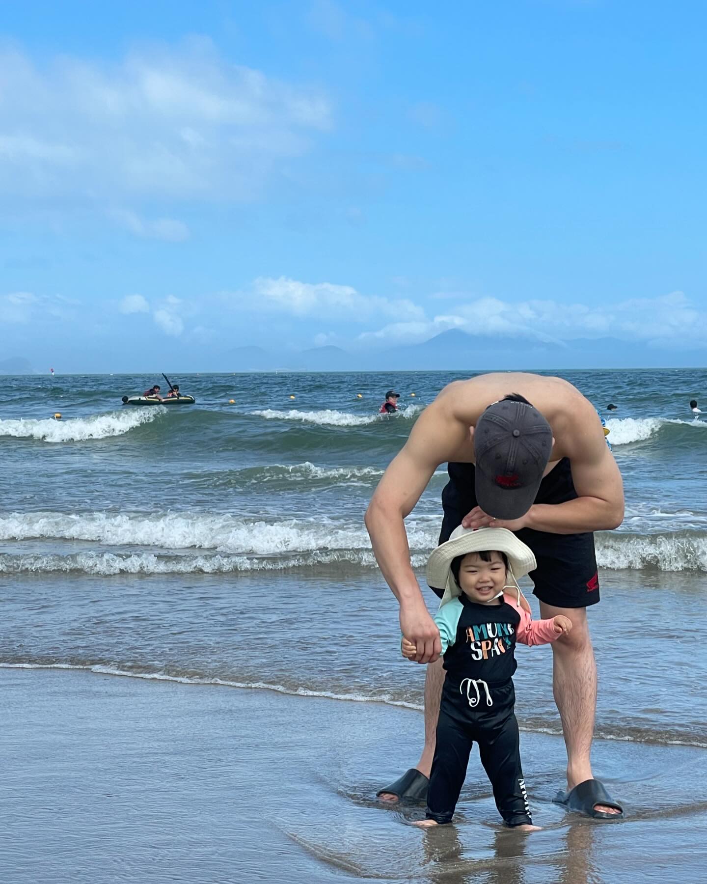 우리 가족 두번째 바다 🌊
생각보다 은떠가 좋아해서 좋았던
여름 내내 많이 다니자🫶