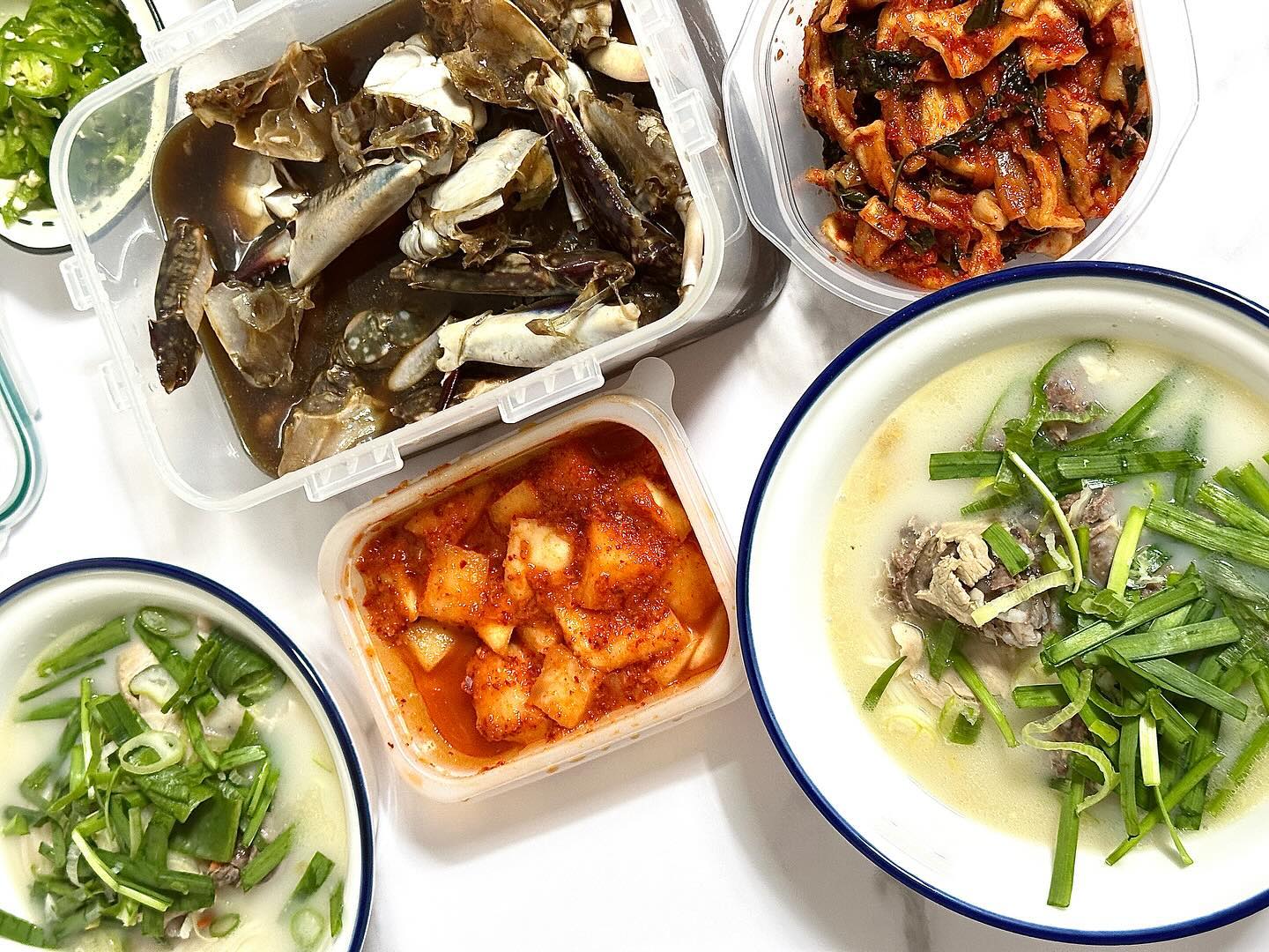 엄마가 보내준 순대국에
엄마표 간장게장과 무까지 직접 말려서 만들어 준 무말랭이

고추장 된장 쌈장 호박죽 등등등..은 냉장고에 저장했당
고마와 엄마🫶🏾