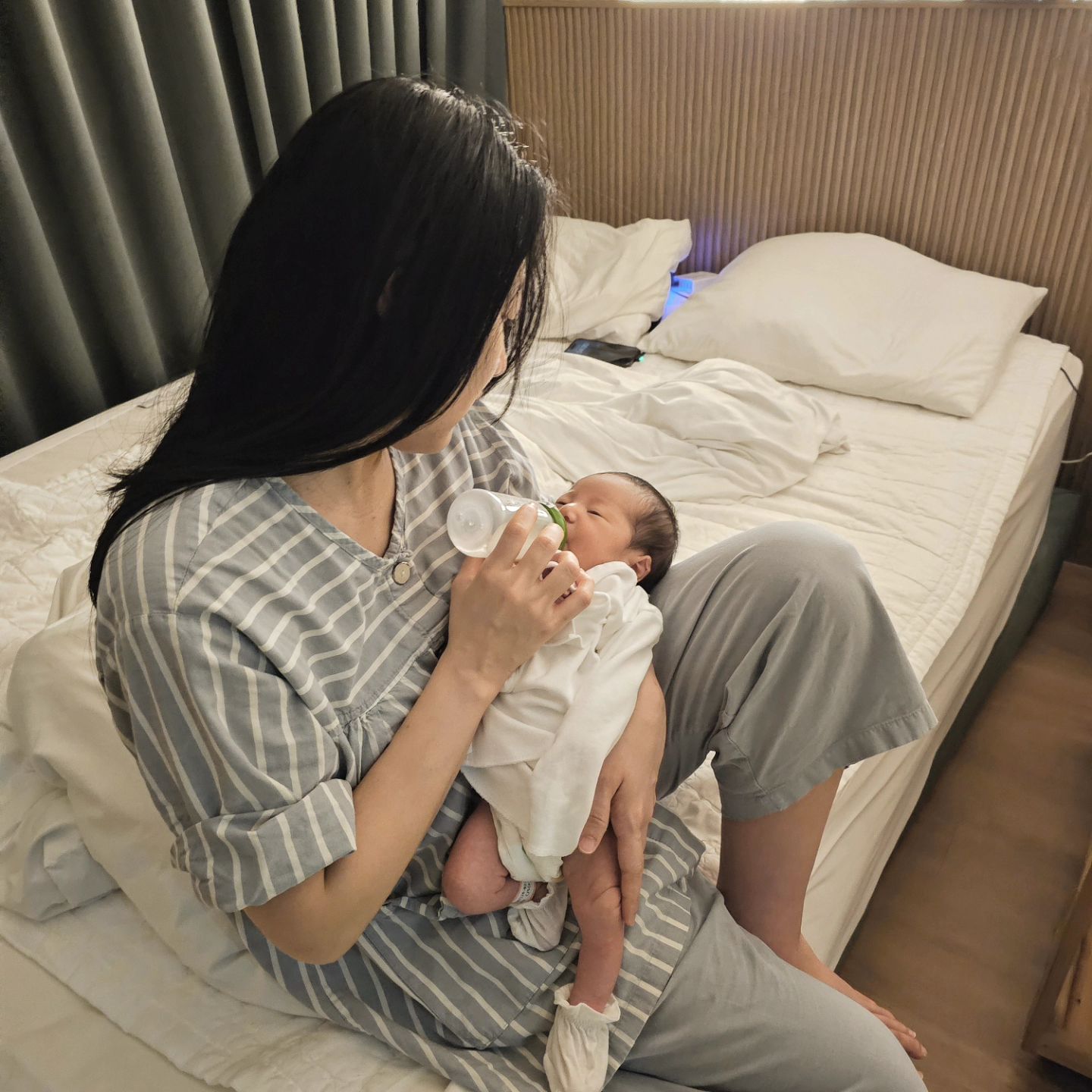 .
산후조리원 추억🎞
.
오늘따라 캐피가 부쩍 많이 큰 느낌이라 
사진첩 뒤적거리는데
한달 새 진짜 많이 자랐네🥹
.
얇디얇던 팔다리랑
동글동글했던 얼굴(지금은 역삼각..🫢)
이 모습이 벌써 추억이라니
하루하루 너무 빨리 변해서 아쉽다
최대한 많이 기록하고 눈에 담아둬야지😍
.
마지막은 캐피가 집에 처음 오던 날
아빠의 작은 이벤트🌷
나중에 캐피랑 사진보면서 도란도란 얘기할 날이 기대되는구만☺️
.
#청룡띠아가
#청룡띠맘
#산후조리원
#추억팔이