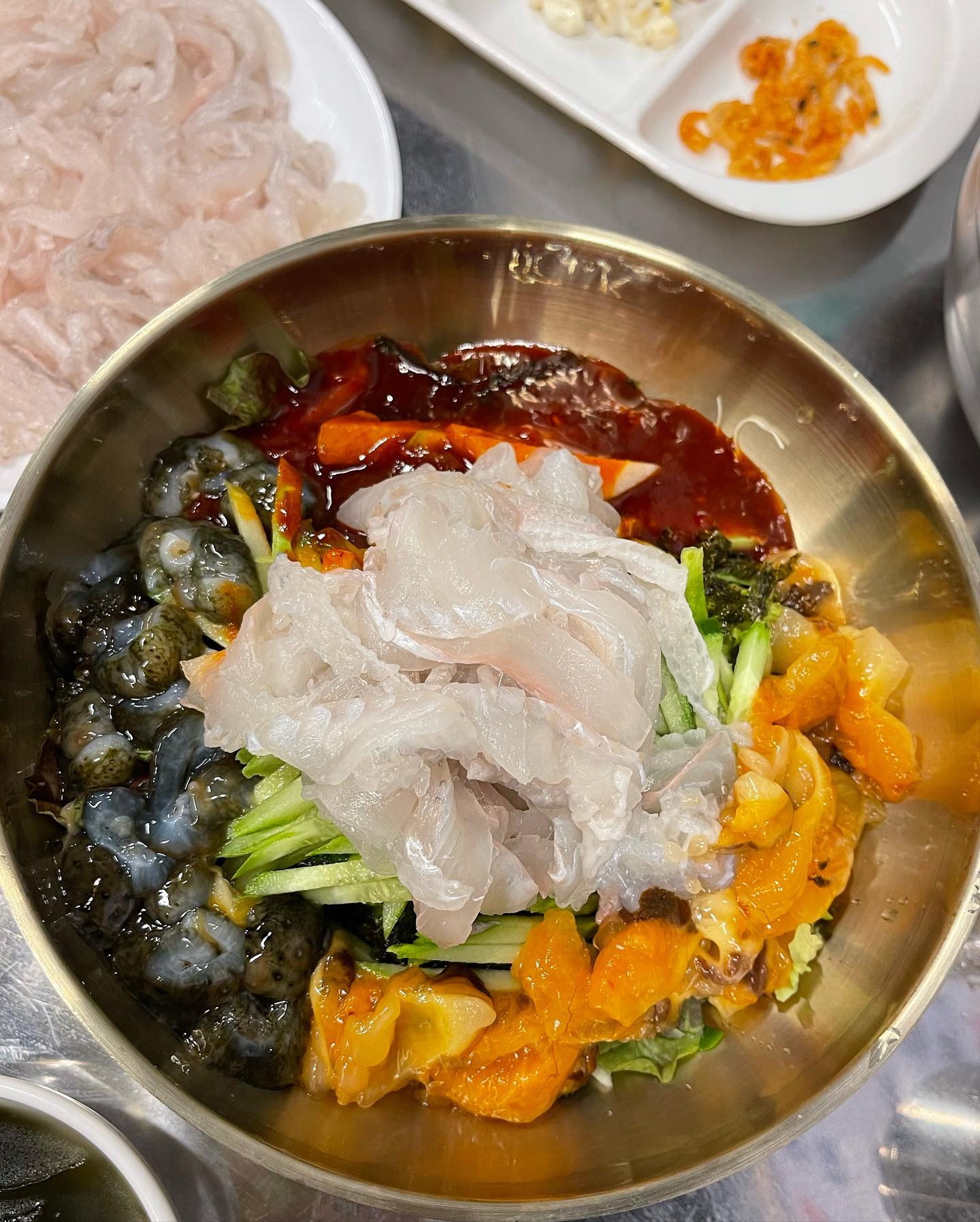 #계산동횟집 #남실장세꼬시물회 #계양구청맛집 

계양구청 인근 모임장소로 유명한 횟집인데
광어세꼬시와 포항물회 식사를 할 수 있는 이곳~!

세꼬시 하면 주로 도다리 아나고 가자미였던 터라
광어세꼬시가 궁금해서 방문해봤는데 취향 저격!

도다리나 아나고는 제 입 맛에 조금 억센 편이었는데
광어는 그 억센 식감이 적당해서 더욱 고소하더라고요.

물회도 1인분 주문이 가능해서 해산물 물회로 ㄱ.ㄱ!
멍개와 해삼 광어세꼬시에 육수와 소면도 차려져요~

포항식 물회는 먹는 법도 살짝 달랐는데 기본 양념에
잘 비벼 먹다가 반 쯤 남았을 때 육수를 부어 곁들이기~

소주 잘 안 마시는데 소주 생각이 날 정도로 짜릿하네요.
세꼬시 양도 여느 횟집보다 푸짐해서 배부르게 먹었던
계양구청 가성비 횟집으로 추천~ 배달 주문도 핫해요~

🌼 인천 계양구 계양문화로53번길 14 1층

#포항물회맛집 #계양구청횟집 #계양구세꼬시맛집 #계양맛집추천 
#계양구청술집 #계양구배달맛집 #계산동맛집 #계산동회식 
#인천세꼬시잘하는집 #인천물회 #인천물회맛집 #incheonkorea