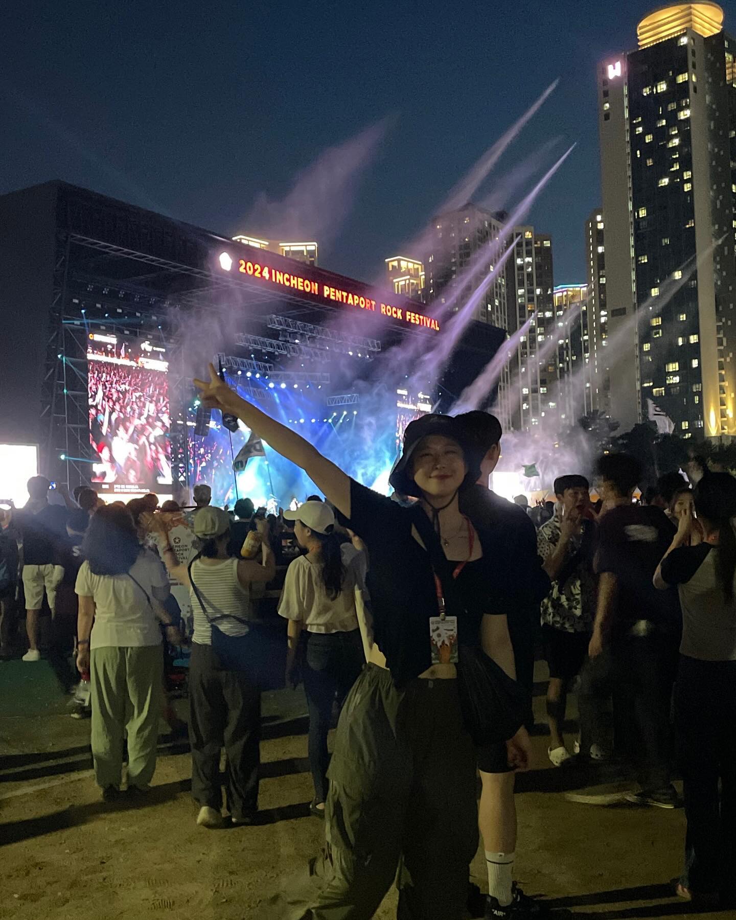 🤘인천 #펜타포트락페스티벌 🤘
짱 더운 8월의 락페🔥 
첫날엔 유튜버 선바 딱 마주쳐서 
졸졸 따라가서 최근에도 영상 봤다며 사진 같이 찍고 소확행
둘째날엔 선우정아💞랑 Day6 즐겨서 후회없는 락페✨

#인천락페스티벌 #인천펜타포트락페스티벌