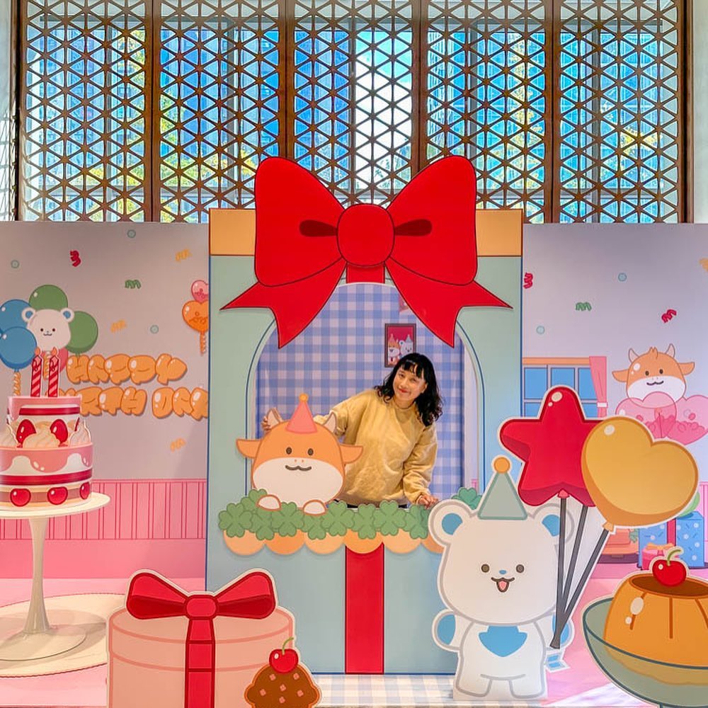 #광고 🐮🐻 여의도에서 크리스마스 다음으로 완전 핫한 팝업 🎉 #한국거래소 #황비웅비팝업 ✨
-
여의도 한국거래소를 대표하는 황비웅비의 두번째 생일 🎂 그래서 우리 모두 모여서 황비웅비 생일 팝업 하기로 했어요 😚😚

장소는 여의도 한국거래소 1층, 데일리브라운카페
주말 빼고, ~ 11월 17일 금요일까지 📌
-
팝업을 방문하시는 모든 분들과 인스타스토리나 피드 인증 해주시는 분들께는 선물이 있대요 🎁 스티커팩, 한정판 볼펜+포스트잇, 키링, 치킨 기프티콘, 에어팟 맥스 🫢 3세대까지!! 자세한 내용은 krx.__.official ✨ 그럼 귀염둥이 황비 웅비 보러 여의도로 많이 많이 놀러와 🫶🫶
-
-
#한국거래소 #황비 #웅비 #황비웅비 #황비웅비팝업 #여의도 #여의도팝업 #서울팝업 #서울팝업스토어 #팝업스토어