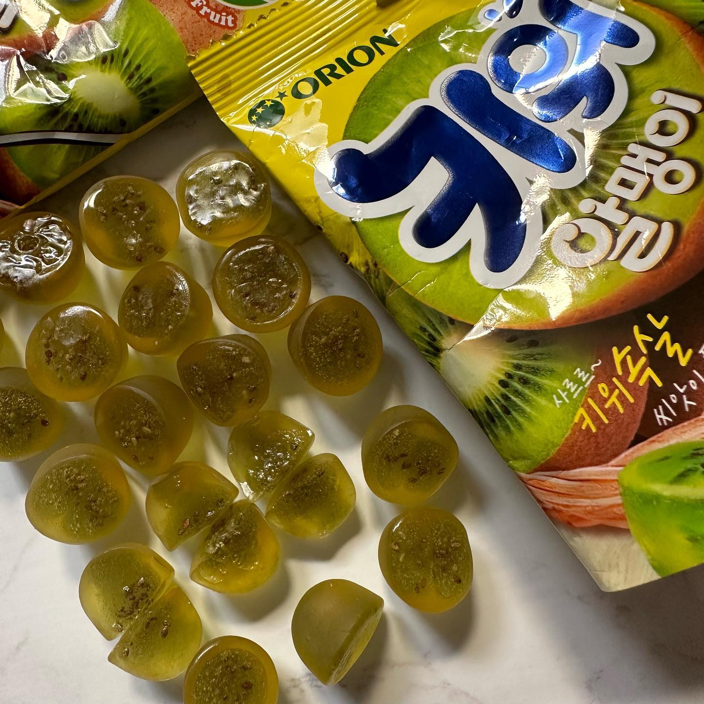 🔎신상 젤리 키위알맹이🥝🔍
뜯자마자 키위향 솔솔
젤리 15알 들어있음

쫄깃한 껍데기 안에 찐득한 젤리 들어있음
생각하는 그대로의 새콤달콤 키위향임
치아씨드가 있어서 진짜 키위 모양이지만 작아서 씹히는 식감이 두드러지지는 않음

📍동네 마트에서 구매함
💳1000원