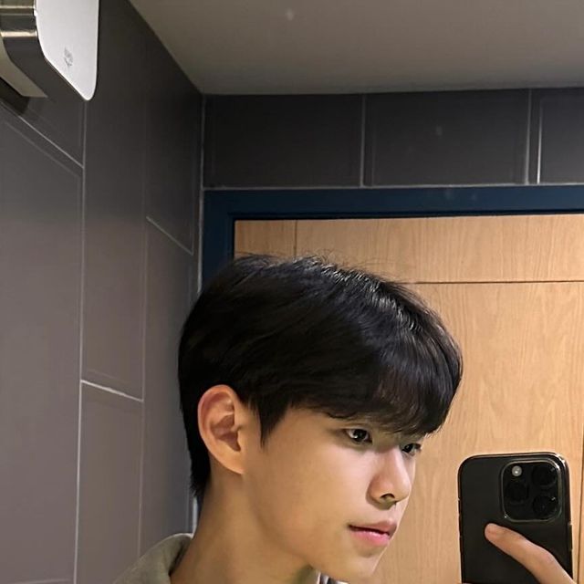 이윤수 on Instagram: "#협찬 🏷️ IRO134 [비건스웨이드] 세미 다트 스타디움 스웨이드 자켓 루즈~오버핏 실루엣의 비건스웨이드 자켓. • 밑단 스트링으로 사이즈 조절과 투웨이 지퍼를 사용하