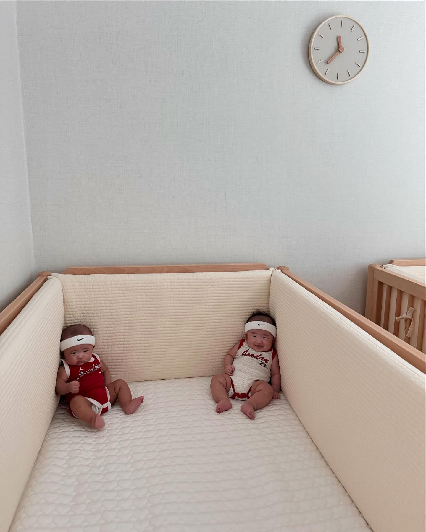 5개월 진입🍼 2.4kg 2.6kg에서 7kg 8kg로 건강하게 커준 둥이들 고마워❤️🤍❤️🤍
