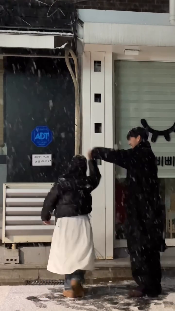 태훈이랑 버벅거리는 낭만여행✨
태훈이가 찍자고 한거임😎

노래 깔아서 귀여운데
현실은 mz감성이라면서 뭐라하면서
신난 태훈