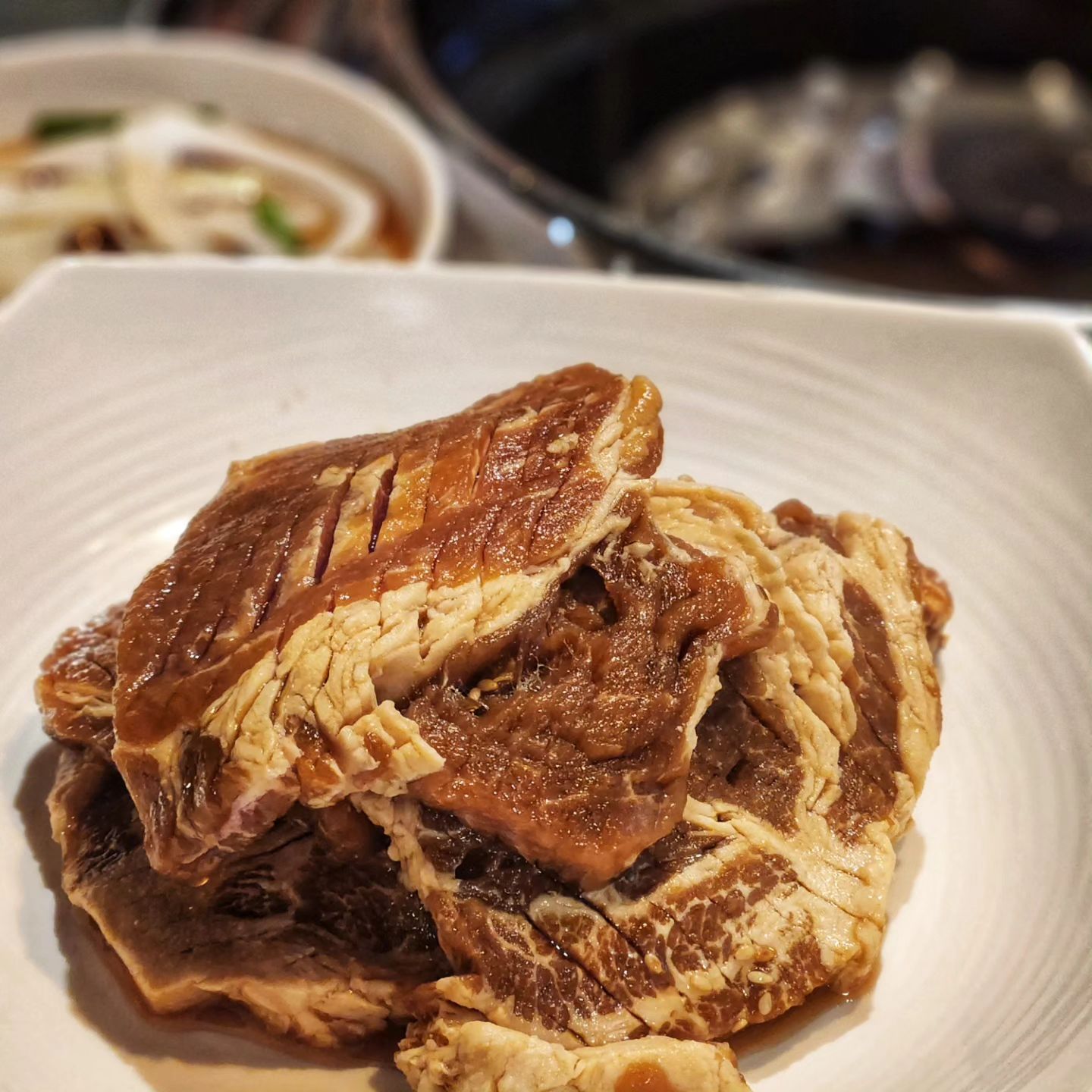 #협찬 #다로갈비 20231110 🥩

울 오빠야 넘 조아하는 양념갈비 맛집을 드디어 안양에서 발견...🫶 가게가 너무 깔꼼하고 테이블도 넓구 연기빨아들이는 곳도 불판 바로 위에 있어서 그런지 정장입은 직장인분들 회식하기에도 안성 맞춤인 거 같았다.

#수제돼지갈비 230g ₩16,000 
#누룽지 + #된장찌개 ₩6,000 🍲

일단 돼지갈비 양념이 아주 푹 배여있어서 맛이 제대로 난다는거야... 그냥 맛있다는 말 밖에 안나왔다👏 밑반찬도 많고 하나같이 건강한 야채에다 종류도 다양해서 완전 내 취향저격 제대로 했다는거🤭 

여기에 누룽지에 같이 주신 묵은지 하나 딱 올리면 추운 겨울 몸이 다 풀리는 느낌이라는거야...된찌랑 세트로 시켜묵기 딱이더라. 다들 넘 친절하시기까지해서 여긴 또 와야디🥹

✨️ 위치 > 경기 안양시 동안구 관평로186번길 49 (관양동, 일신빌딩) 2층 다로갈비
⏰️ 영업시간 > 평일 16:00 - 22:00
                     주말 11:00 - 22:00

#포부남녀 #pobu_namnyeo #먹스타그램 #안양맛집 #평촌맛집 #평촌역맛집 #평촌갈비 #평촌역회식 #평촌역고기집 #평촌고기집 #평촌역갈비 #갈비맛집 #다로갈비평촌점