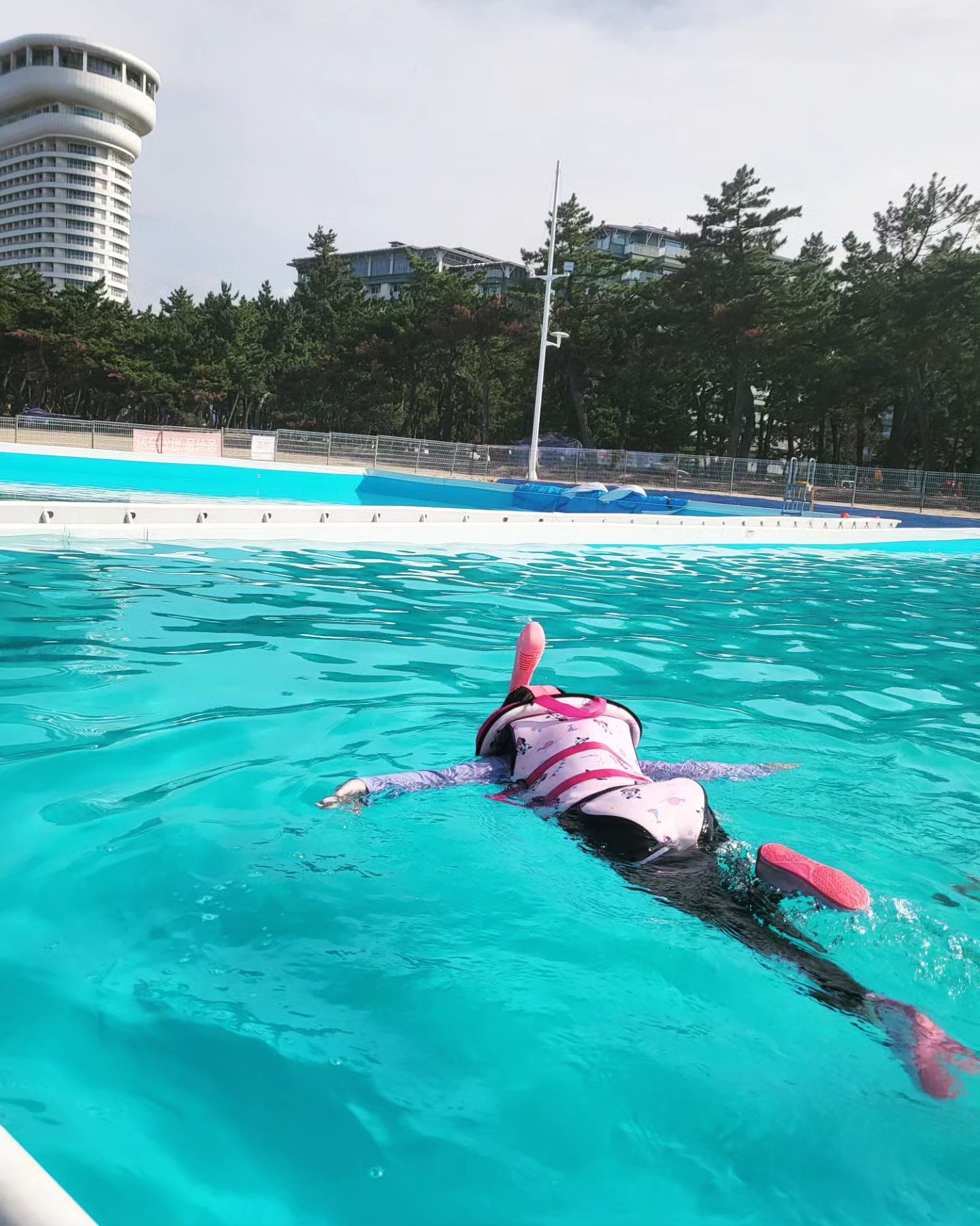 올여름 첫 바다나들이
비안오니까 후다닥챙겨서 댕겨옴✌️
풀페이스마스크 개시해주고
손안잡고 둥둥수영하기 성공
안된다고 그렇게 난리치더니ㅋㅋㅋ🤣🤣
짜란다짜란다기특해대다네👏👏
또 비안오는날 놀러가자아🩵
.
#바다 #경포해수욕장 #경포물놀이장 #수영장 #바다수영 #재밌다 #올해첫바다 #바닷가살이 #강릉일상 #딸스타그램 #풀페이스스노쿨링마스크 #물놀이아이템 #💙