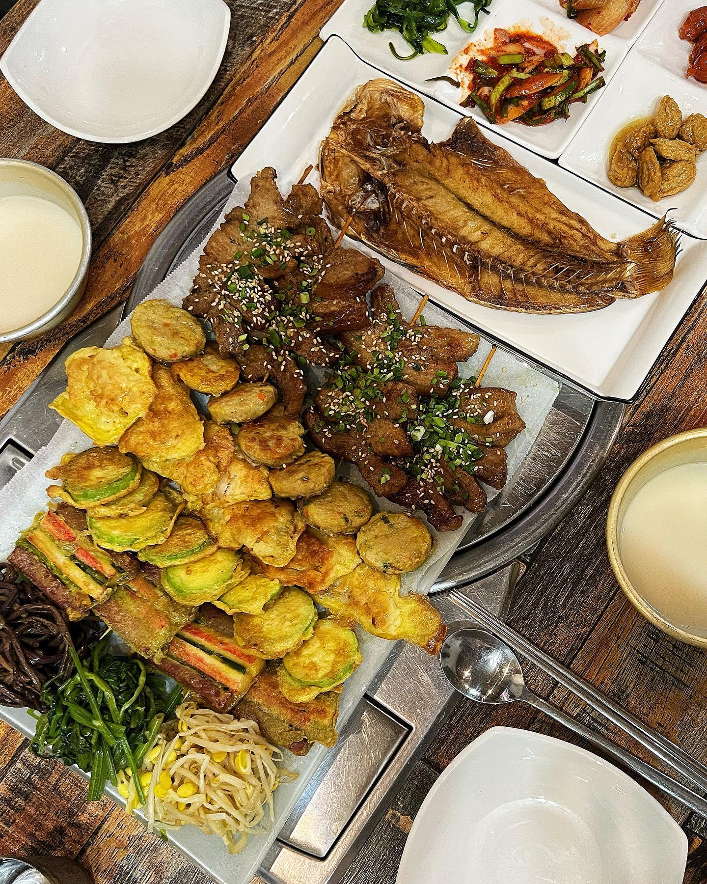 '제주 제사음식'을 판매하는 
서귀포 올레시장 근처 도민맛집 
#기어서집까지 

식갯집세트 (대표) 
• 제주도의 제사음식을 대중화하여 구성한 제사음식이다 

• '식개'란?
제주도에서 제사를 일컫는말입니다.

•제주도에서는 흔히 제사에 참하는것을
'식개 먹으러간다' 라고하며 
'식갯날'은 추모성 분위기보단 먹으러가는날로서 자손들의 만남의기회를 제공하는 친교의 마당과같아요 

비가 부슬부슬오는날 
막걸리 먹으러가는 그집 !!

서귀포 막걸리맛집으로 
유명한 전집이예요 

비빔용 계란밥은 필수주문이예요 ✨
흰쌀밥과 계란과 참기름이가득한 
양푼이에 3가지의 나물들과
산적(고기꼬치)을 넣어 비벼서드세요

식갯집세트 이외에도 돼지갈비찜 ,
김치찌개,닭도리탕,해물파전 등
여러한식도 판매해요 

제주 서귀포시 동문로48 1층 
영업시간 : 매일 5~새벽1시까지
배달의 민족으로 배달도 가능합니다

#제주맛집 #서귀포맛집 #전 #제사음식주문 #제사음식 #상차림#제주막걸리 #막걸리집 #막걸리한잔 #비오는날제주 #비오는날 #비빔밥 #먹방스타그램
