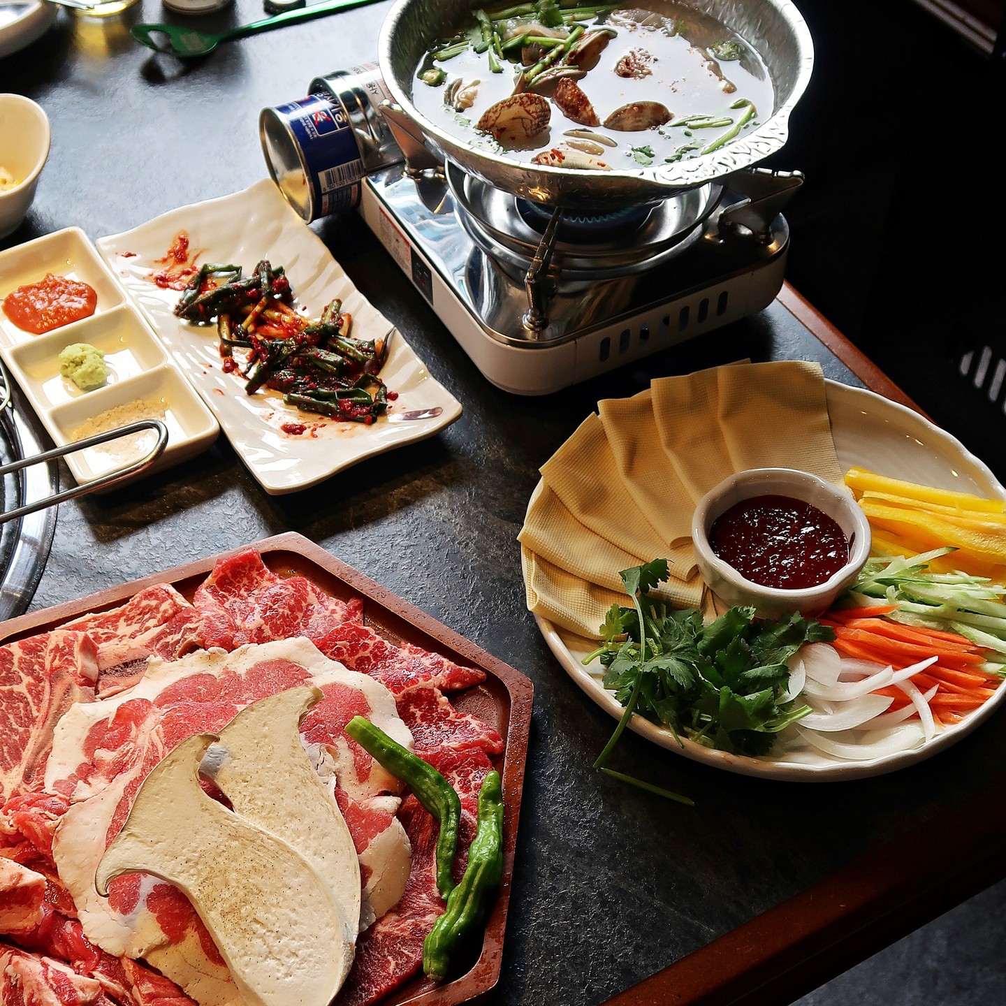#사랑방꽃갈비오목교역점 🥩

가성비 최강의 스페셜 메뉴를 주문하면
(꽃돈 스페셜 - 4.5 / 꽃소 스페셜 - 5.9)
#경장육슬 #스지조개탕 서비스에
#셀프소주맥주 가 3천원인것도 모자라
#무한리필 #한강라면 까지 먹다 보면
2차는 엄두가 안 날 정도로 포만감 넘치는
#오목교 #가성비고기집 

#목동고기집 #오목교고기집 #소주맥주3000원 #무한리필한강라면 #고기스타그램 #키라라_목동 #beef #grilledbeef