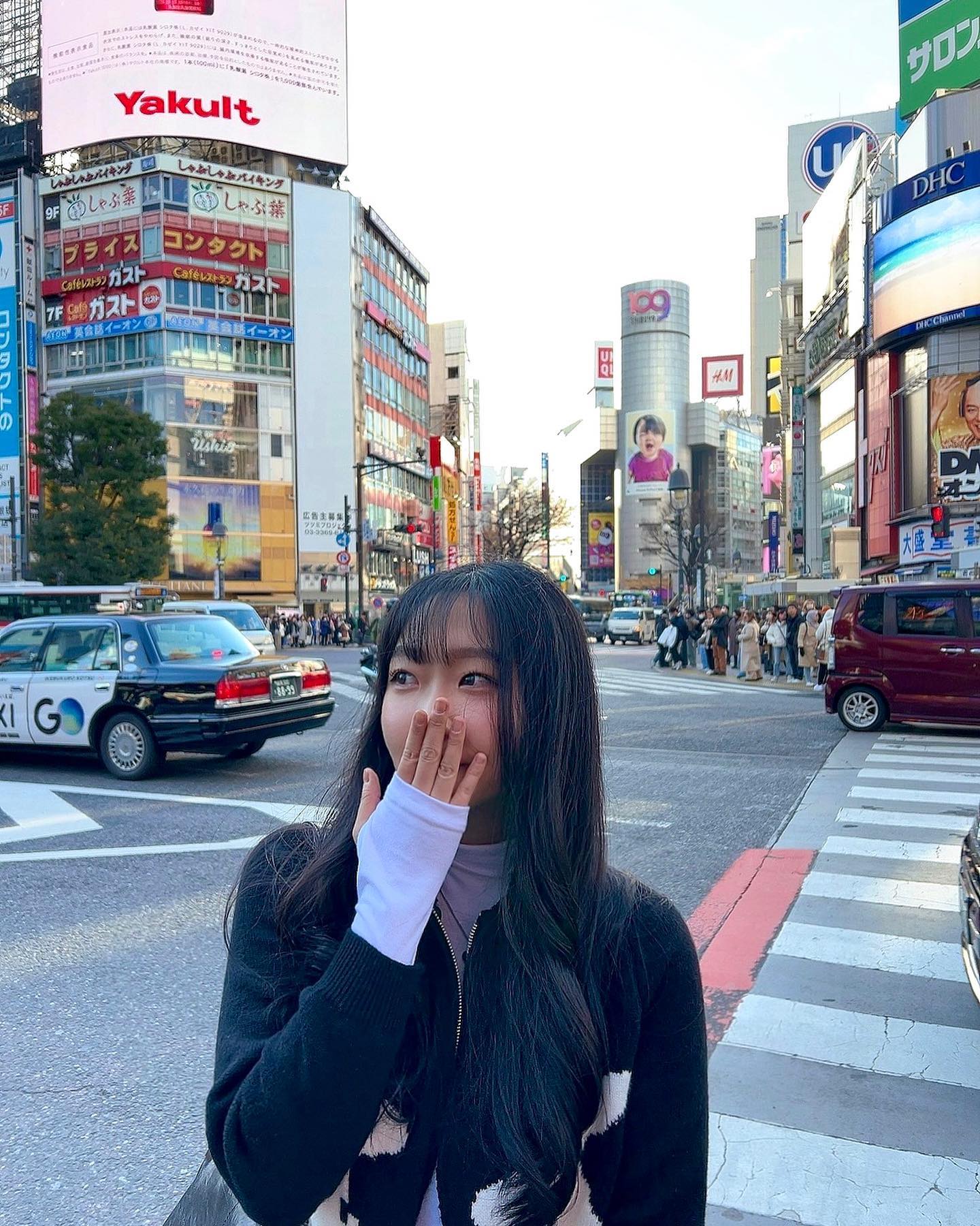 신호등 건널때마다 다들 핸드폰 위로 치켜드는 거 웃겼는데 나도 그러고 있음 희히