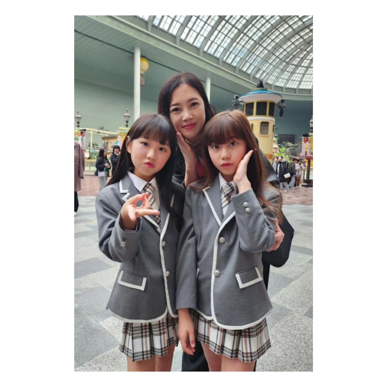 🤗어제 이야기 2

키즈모델 교복촬영

다솜 lovelydasom2 
지안 jianmam6442 

정말 끼가 넘치구나~라고 느꼈던 친구들
힘들만도 한데 에너지와 열정이 어디서 나는건지.. 
진정 좋아서 즐겁게 하는 모습에 반했던 아이들

표정이면 표정
춤이면 춤

예쁘고 멋진친구들

울 친구들~^^ 꿈~응원할께♡
유명해져도 메이크업해준 이모 잊지말아줘🤭❤️

#메이크업우쌤
#키즈모델
#반해버렸어
#웃음한가득 
#예쁜친구들
#끼가넘쳐나