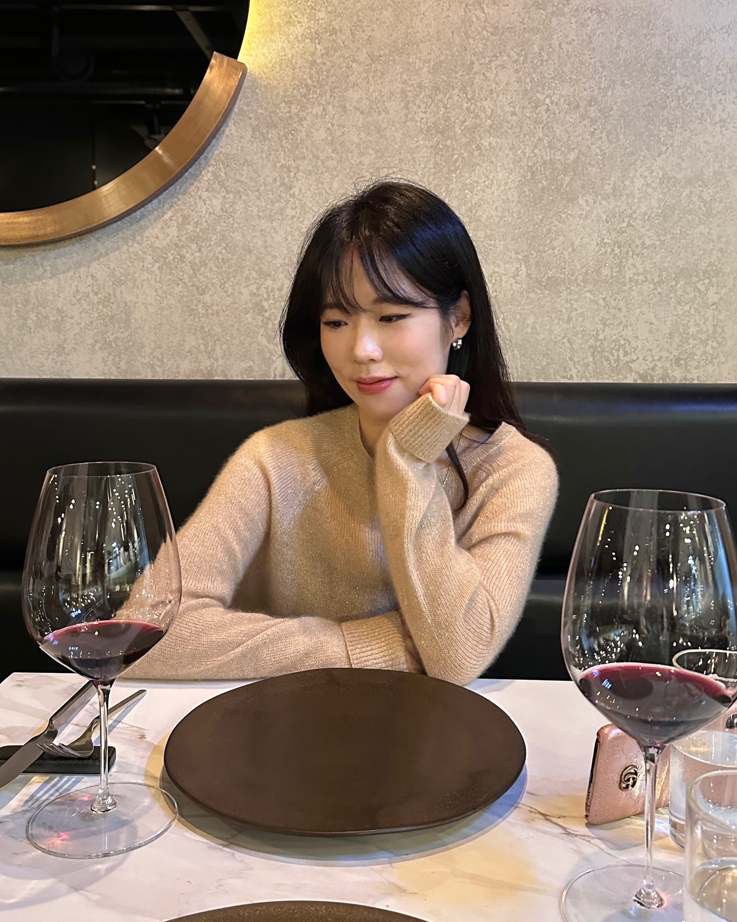 저,, 흑백요리사에서 ‘트리플스타’로 알려진 강승원 셰프님의 트리드 다녀왔습니다,,✨

이미 3년 연속 미쉐린에 오를 정도로 인증된 맛과 비주얼, 전체적인 식재료의 조화나 와인 라인업은 물론이고 음악 취향마저 나랑 똑같은 플리라서 취향저격 그 자체,, 근데 이제
강승원 셰프님의 섬세한 터치가 들어가는 과정을 직접보면서 다음 Dish를 기다릴 수 있는 설레임까지 곁들인,,👀,,

흑백요리사 보면서 첫화부터 ‘트리플스타’ 강승원 셰프님의 요리는 꼭 먹어보고 싶었는데 좋은 기회로 셰프님 뷰 1열에서 먹을 수 있어서 정말 좋았던 하루, 감사합니다 scottiey_ 💗