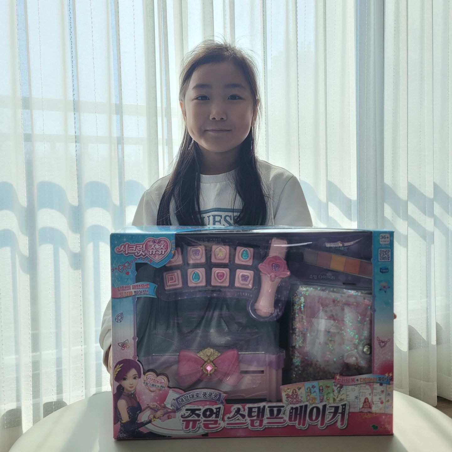 #협찬 
오늘은 우리이쁘니 놀러오는날😍
미리 준비한 이모의 선물 개봉박두🎁

💥시크릿쥬쥬 쥬얼 스탬프 메이커💥

개봉하자마자 넘 좋아하는 내사랑 공주님👸

보석키보드 패드 조립하고 보석함같은곳에 정리하기 시작
보석함같이 생겨서 좋고 다이어리도 반짝반짝해서
너~~무 마음에 든다고 좋아해주니 행복❤️

다이어리 속지에 보석키보드 스탬프도 찍고
롤러스탬프도 여러가지 색으로 찍어보면서
다양하게 즐길 수도 있고 컬러링북도 있어서
색칠도 하고 시간가는줄 모르고 한두시간을
쫑알거리면서 잘 놀아주네요😍

그동안 이모집에 남자들 장난감이라 내심
미안했는데 너무 좋아해주니 뿌듯뿌듯‼️

키보드처럼 꾹꾹 눌러서 스탬프도 찍을 수 있지만
하나씩 꺼내서 찍기도 하고 다이어리 속지가 
다양해서 편지도 쓰고 비밀얘기도 쓸꺼라며
신이났네요🤭🤭🤭🤭🤭🤭🤭

놀이터 나가자며 밖에나가서 자랑한다고 
한손에 하나씩 들고나가고 휴대성도 굿굿👍

#시크릿쥬쥬 #시크릿쥬얼스탬프메이커 #쥬쥬도장놀이 #도장놀이 #쥬얼스탬프메이커 #도장장난감 #시크릿쥬쥬장난감 #로사 #도장놀이장난감 #5세장난감 #6세장난감