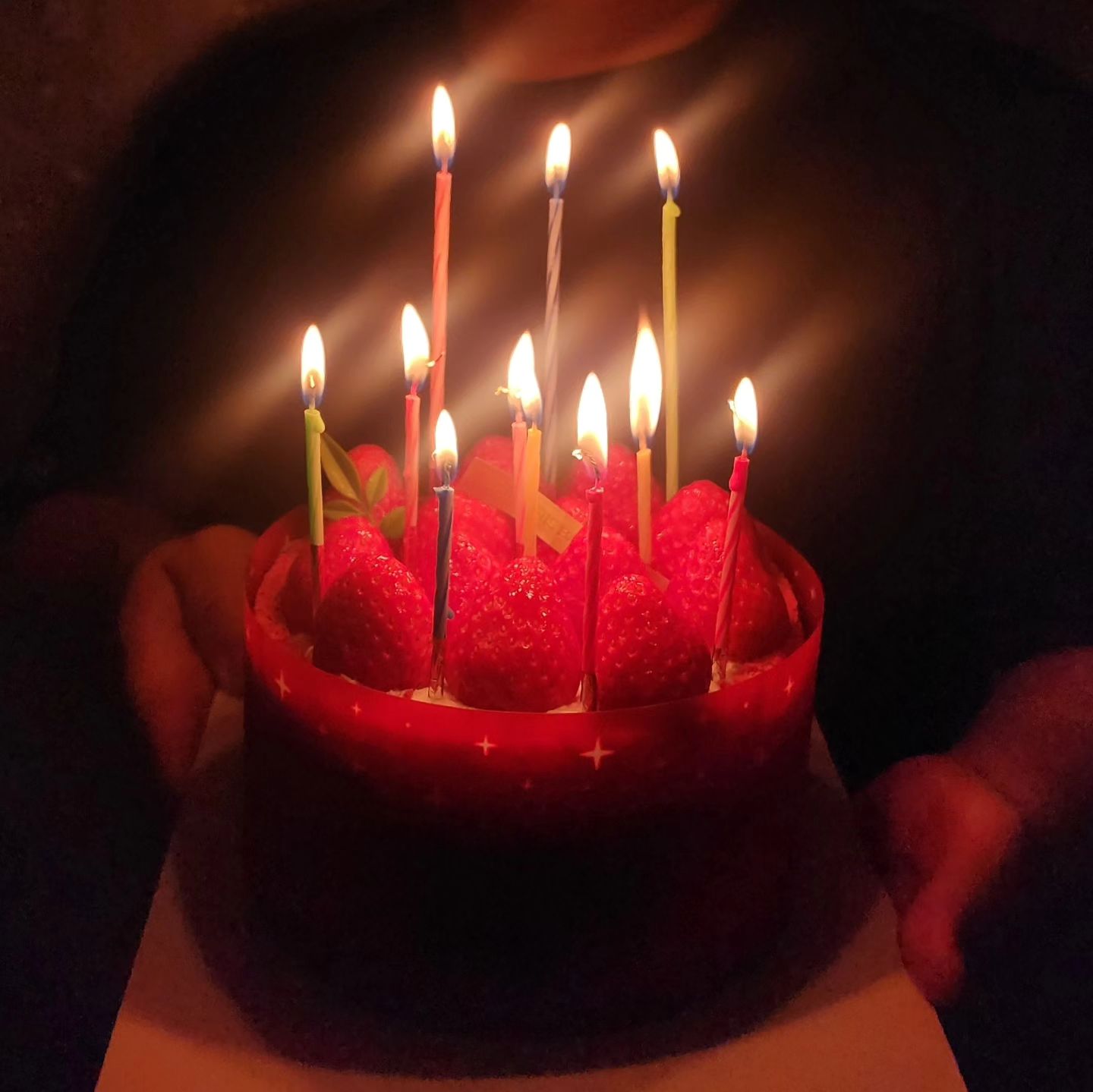 1년내내 생일 없어보신분? 🖐🏻

무슨말이냐면,
생일이 있는데 안챙기고 지나간거 말고,
1년 달력에 본인 생일인 날짜가 없으셨던분?
저희집에 있어요
별이아빠🥹

(지지리 복도 없는 인간,
생일복도 없어요...)

음력 생일을 챙기는데
23년도 달력에 음력12월9일이 없어서
1년을 그냥 건너뛰고

드디어 생일이 돌아왔어요!

생일날 오후 출근이라
회사선배님이 보내주신 케이크 쿠폰으로 바꿔와서
전야제로 초 불고
미역국은 당일 아침에 먹이려고
반찬 몇가지 준비해놓고
자려고보니 새벽1시네요🤣

새벽 꼭대기부터 일어나서 아침드시는 분이라
제발 좀 내일은 7시나 8시쯤 아침 먹자고 늦잠자라 했는데
점심에 미역국 먹고 아침은 라면으로 때우겠다고 저보고 편하게 자라는데
말대로 그게 되나요...
일단 아침 먹을수있게 음식은 해놓고 자는데ㅋㅋㅋ
셀프로 차려먹어야될수도 모르겠네요🤭🤭🤭

별이아빠는 제 생일날
새벽5시에 일어나서 싹 차려줬는데
저는 거기까진 못하겠어요🥱
.
.
.
.
달라도 너무나 다른 
서로가 서로를 이해못하고
징글징글 학을떼고 싸워서
언제까지 한집 살지 모르겠지만

사는동안 생일밥은 해주는걸로 할께!😂
나도 얻어먹는게 있으니...
올해도 선물은 없다!
(라고 했더니 옆에있던 별이가
"아빠 나 있자나~~ 내가 선물이자나~은별이~~~" 라고
애교부리니 그 모습보고 또 은근슬쩍 넘어가쥬😆)
~사랑스러운 내 딸💕