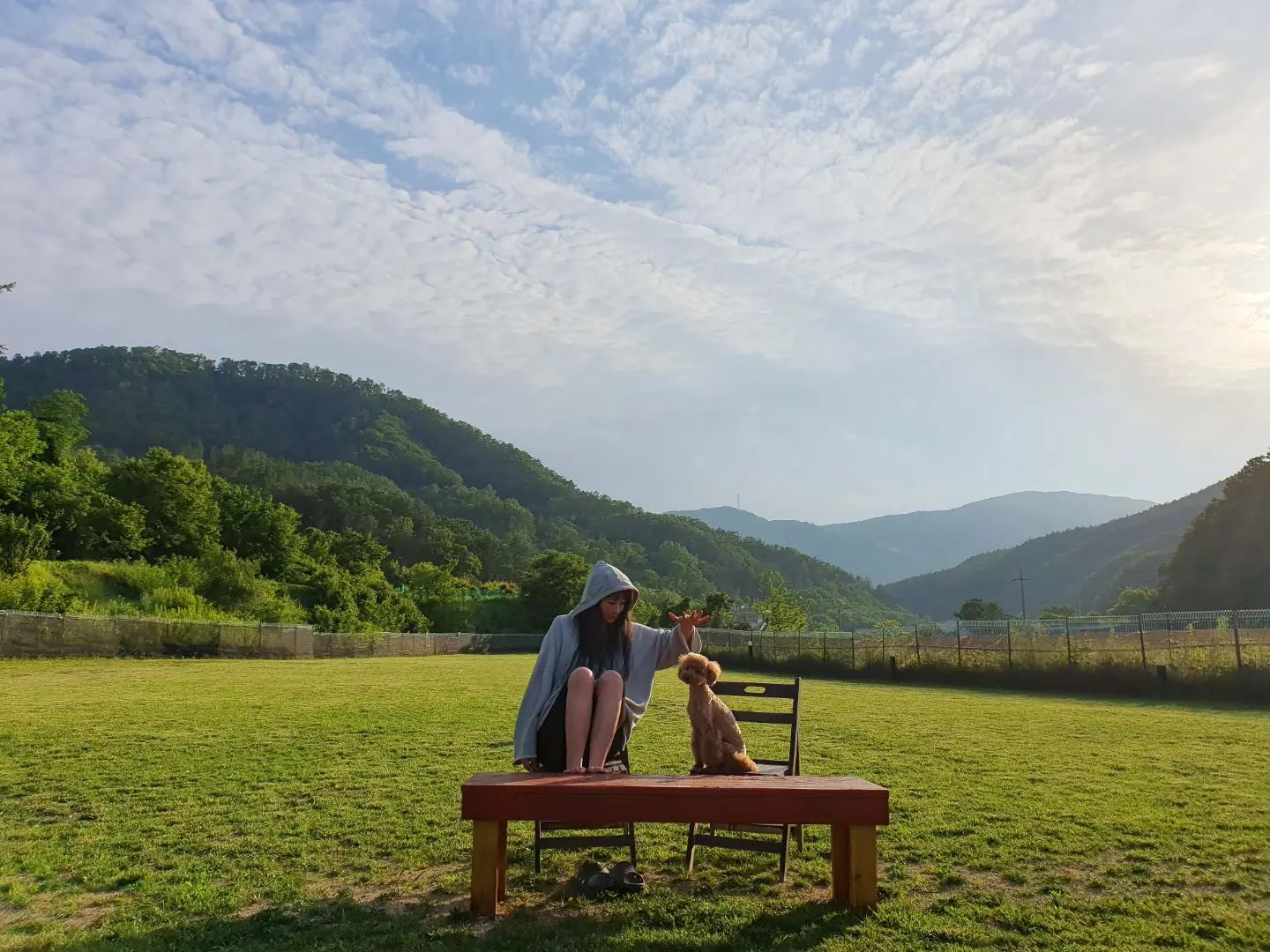#협찬 #울산그라운드멍
숙소 151평 운동장 1158평 근 1200평 가량 
잔디 마당 운동장이 있는 독채 숙소 🏡
정말 활동량 좋은 중, 대형견들 🐕🦮🐕‍🦺🐩
몇십마리가 뛰어 놀아도 될듯 한 넓은 마당을 자랑하는데요 
실제로 보면 아~~주 넓다는 것 🤩👍
🐶돌풍이도 원없이 뛰어 놀고 들어오기도 싫어하더라구여
청정 지하수 사용 ! 수영장 물도 재사용 하지 않고
사용한 물 전량 배수 하며 청소도 매일하는 넓은 수영장도 있어서 
시원하게 보낼 수 있고 펫드라이기까지 있어서
씻기고 말리기 넘나 편했던 것 ❤
숙소 내부도 룸컨디션 좋아서 깨끗하고 넓고 
애견동반숙소 치고 최 상 급이였어요 ☺️
불판종류만 3개가 넘고 바베큐에 ❤️‍🔥불멍까지 가능하니 
다음에는 친구네 갱얼쥐들과 함께 재방문 해보려구요😚

✔️수영장 (유료)
✔️불멍 (장작 개인준비)
✔️바베큐 (숯 개인준비)
✔️대형 애견운동장

자세한건 프로필링크 블로그 클릭
돋보기 그라운드멍 검색 👈

❤
🧡
💛
💚

#그라운드멍 #울산애견동반 #울산애견동반숙소 #울산애견동반펜션 #울산독채숙소 #울산독채펜션 #울산숙소 #울산애견펜션 #울산펜션