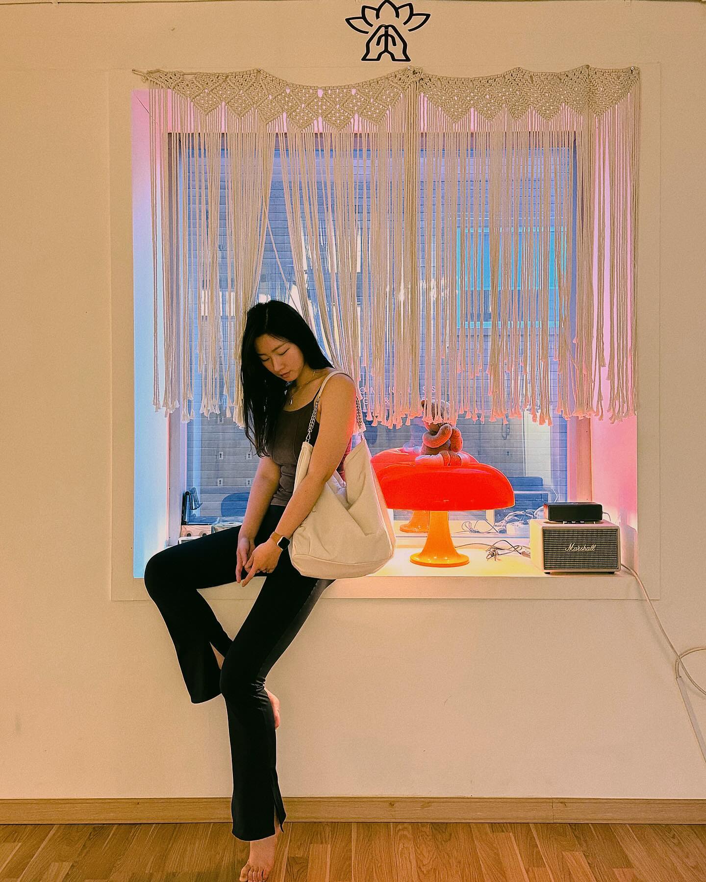 .
요가 데일리백으로 아이패드, 요가복 모두 넣어도 넉넉한 사이즈 💚
운동복, 일상복에 모두 잘 어울려요 🧘‍♀️

#AD forsen.international
#포센 #에슬레져룩 #에슬레져백 #아이패드가방 #요가가방