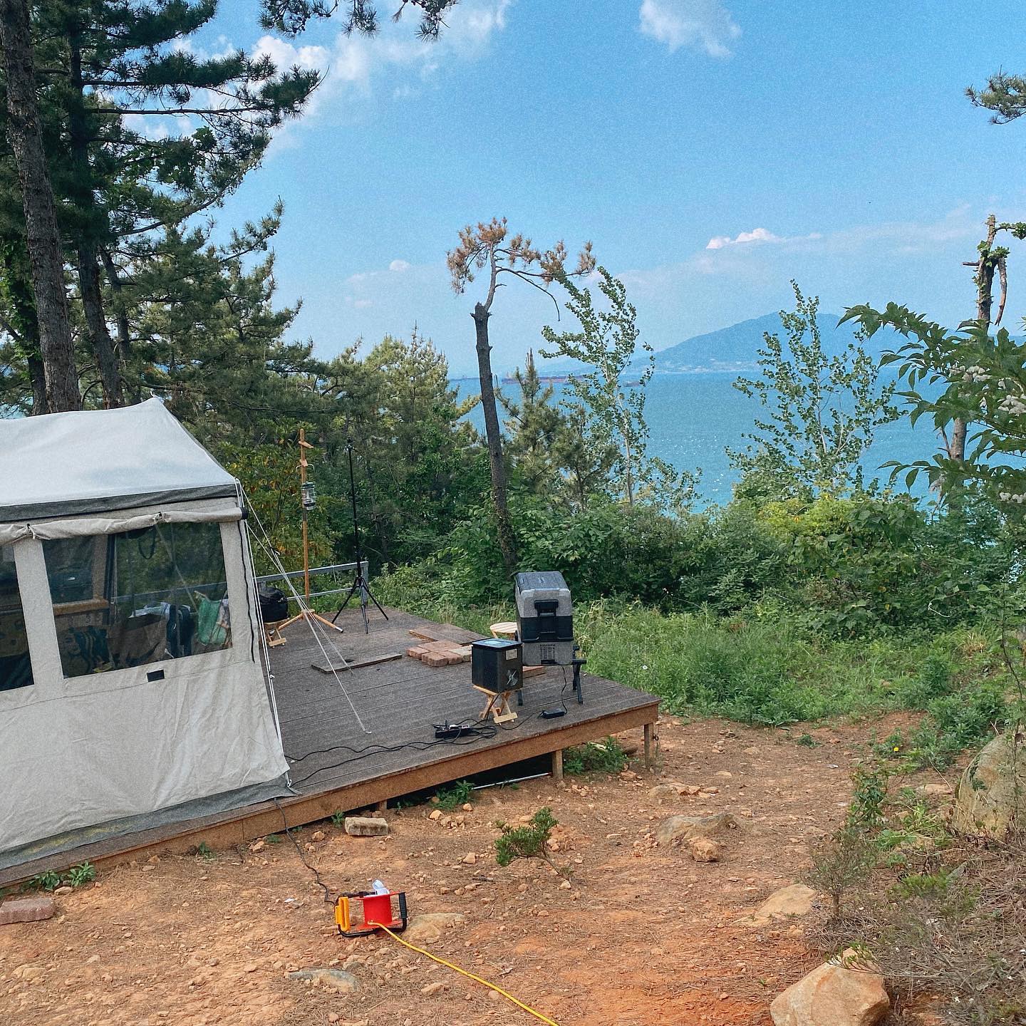 🏕️
비록 전실 중앙폴대가 고장나서
매우 당황스러웠지만
어찌저찌 해결(?)하고 즐긴
오션뷰 캠핑✨