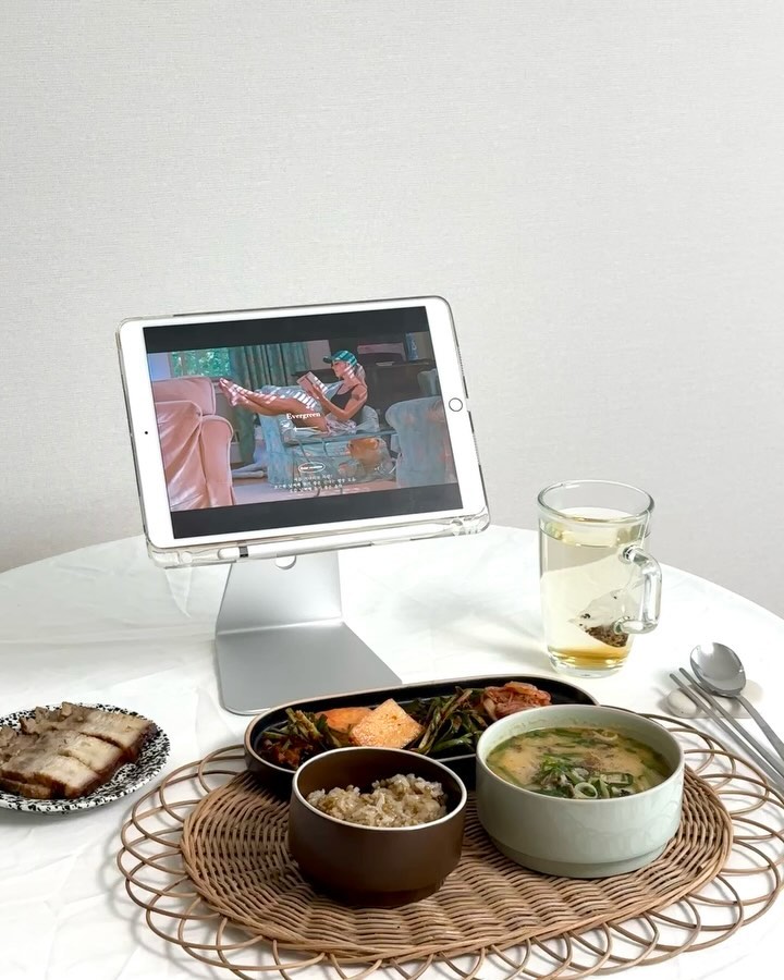 #허쿡_집밥 

#순대국밥 그리고 #수육 

저는 배달시킬때 배달비 아까워서 
고민하다가 안시킬때도 많아요; 
굳이 시키면 2개 주문해서 하나는 얼려둡니다 
저장해둔 순대국밥 
일요일 아침으로 꺼내먹어요! 

사실 오늘은 이번에 선물받은 식기류를 쓰고싶어서
브런치를 먹으려고했는데 
뭔가 빵이 아침으로 땅기지 않아서 
순대국밥으로 갑니다요 
집에 김치와 겉절이류가 많아서 
빨리 소진하려는 맘도 있어요 
입맛은 세상 아저씨입맛으로 차려놓고
감성터지는 팝송들으며 밥먹어요 ’◡‘