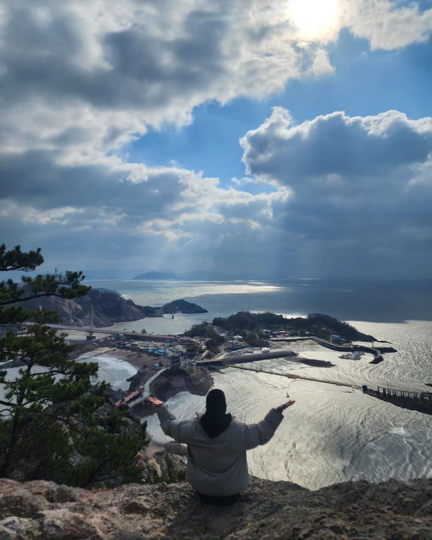 #고군산군도 #대장봉 #대장트레비스 #선유봉
#bac섬앤산 #선유도

2번째 찾은 대장봉

역시나 이쁘고 힐링

페플 프로그램 대로 선유도를 한바퀴를 도니 산과 바다를 충분히 즐길수 있습니다

pairplay_official
#등산이여행이되는순간 #등산 #페플버스 #페플뛰뛰 #페어플레이버스 #페플트레비스