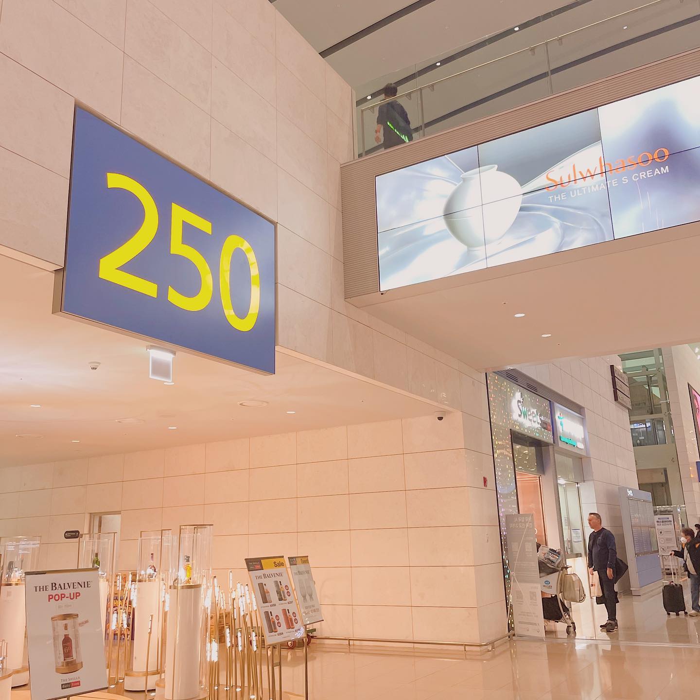 인천공항2터미널 처음 방문해보니
앞으로의 여행은 2터미널만 이용해야겠다
다짐에 다짐을 했다ㅏㅏ 완전 쾌적해  σ̴̶̷̤ . σ̴̶̷̤ 💕

태어나서 처음으로 비행기 놓쳐서
울며 겨자먹기로 온건데 오히려 좋아,,
아무튼 즐거운 여행 둠칫땃취 🕺

#인천공항제2여객터미널 #진에어