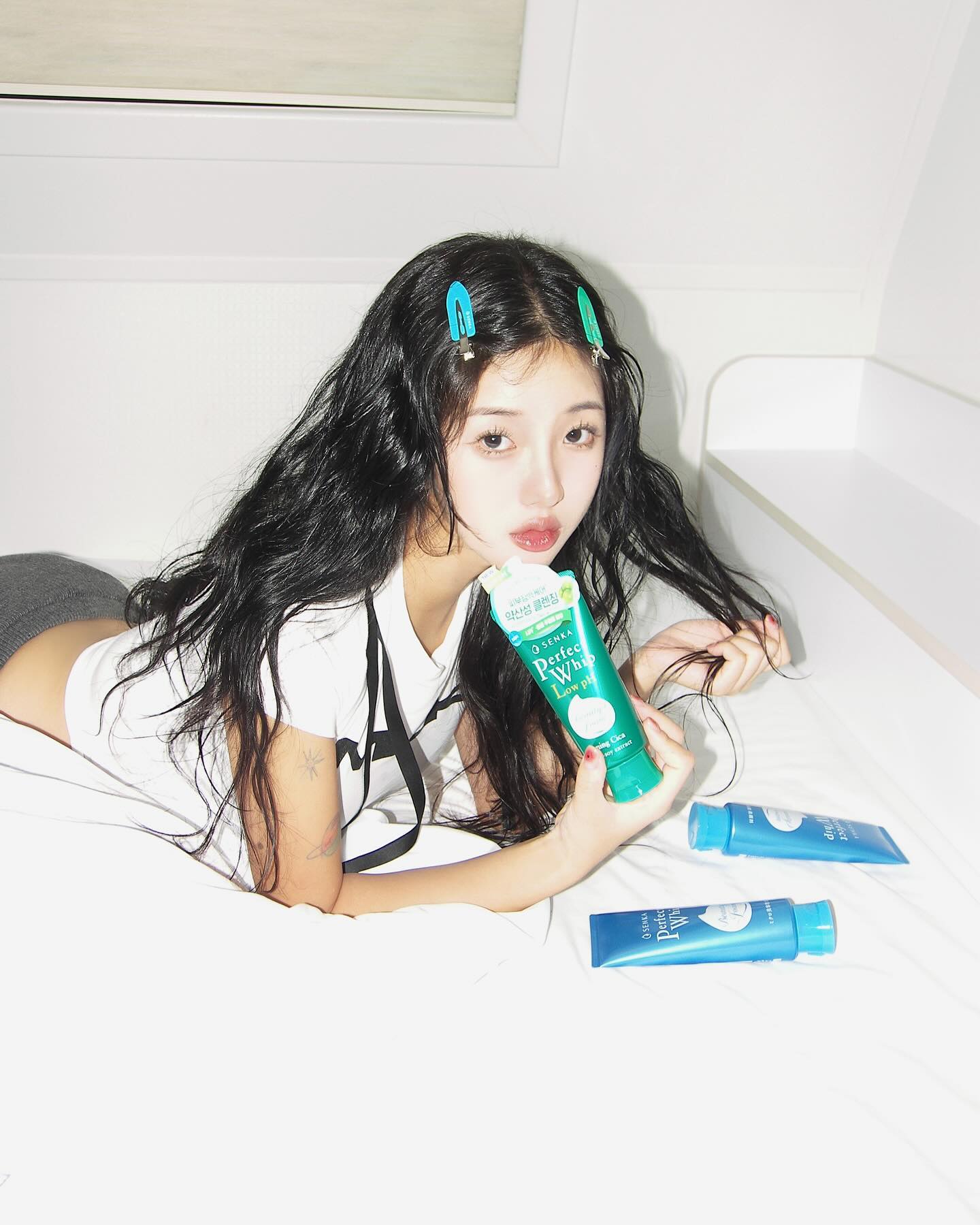#광고 senka.korea
EVERYDAY SENKA day, 오늘은 어떤 센카 하실래요 ? 🫧

매일매일 꼼꼼히 클렌징하는건 너무 귀찮죠 😿
그래도 소중한 피부를 위해서 클렌징만큼 중요한건 없잖아요 
(화장은 하는 것보다 지우는 게 더 중요한거 아시죠오 .. 😉) 

저는 돌고 돌아 결국 클렌징 최종 정착지인 국민 폼클렌징 센카 퍼펙트 휩으로 요즘 클렌징 하고 있어요 ! 

센카만의 독보적 생크림 거품은 설명이 필요 없잖아요
쫀쫀한 거품이 부드럽게 피부에 닿아서 
촉촉하고 말끔하게 퍼펙트한 클렌징을 할 수 있답니다 🧼

저도 퍼펙트 휩은 파란색만 있는 줄 알았는데 
골라쓸 수 있게 이렇게 6가지가 있어서 매일 달라지는 피부 컨디션에 따라서 써주면 얼마나 좋게요 😚

여러분은 오늘 어떤 센카하실래요 ? 
저는 파란색과 그린 할거에요 😶‍🌫️

아침에는 순한 약산성 폼클렌징 시카 그린으로, 
저녁엔 더 말끔하게 약알칼리성 폼클렌징 퍼펙트 휩 블루로 퍼펙트한 저만의 클렌징 루틴 ! 

마침 이번 9월에 좋은 건 더 크게! 퍼펙트 휩이 기획세트로 대용량이 출시된다는 사실 💙

특히 이번 기획 세트에는 귀여운 세안핀까지 들어있어서 귀찮은 클렌징을 더 편안하고 즐겁게 세안을 도와준다는거 .. 🫶🏻

성원에 힘입어 귀여운 패키징과 함께 돌아온 앵콜템, 
이번 올영세일에서 놓치지 마시고 

센카와 즐거운 클렌징 타임! 모두 센카하세요!
오늘도 내일도, EVERYDAY SENKA DAY 🫧💚

#센카 #센카퍼펙트휩 #퍼펙트휩 #올리브영 #클렌징폼 #카밍시카 #클렌징은즐거워