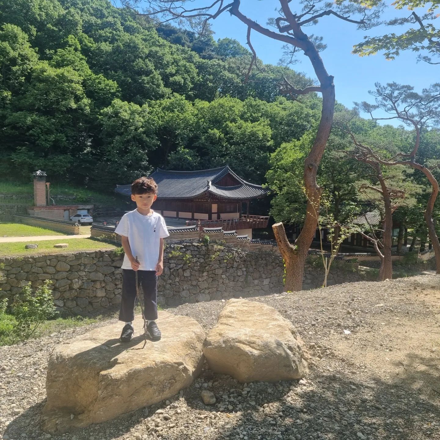#부처님오시는날
#직지사 #김천나들이 #절밥먹기 #등달기 #절에서힐링
.
.
가끔씩 들리는 절인데, 갈 때마다 좋아 🩷
자연과 절의 조화는 언제나 굿 👍
.
.
셋이서 커플옷 장착하고 아침 일찍부터 서둘러 갔더니,
막힘없이 다녀왔다. 
일찍 서두른탓에 배도 일찍 고파 절밥도 일찍먹었는데,
이래저래 운 좋은 날이였다 😊
.
.
오늘 하루도 행복 😍