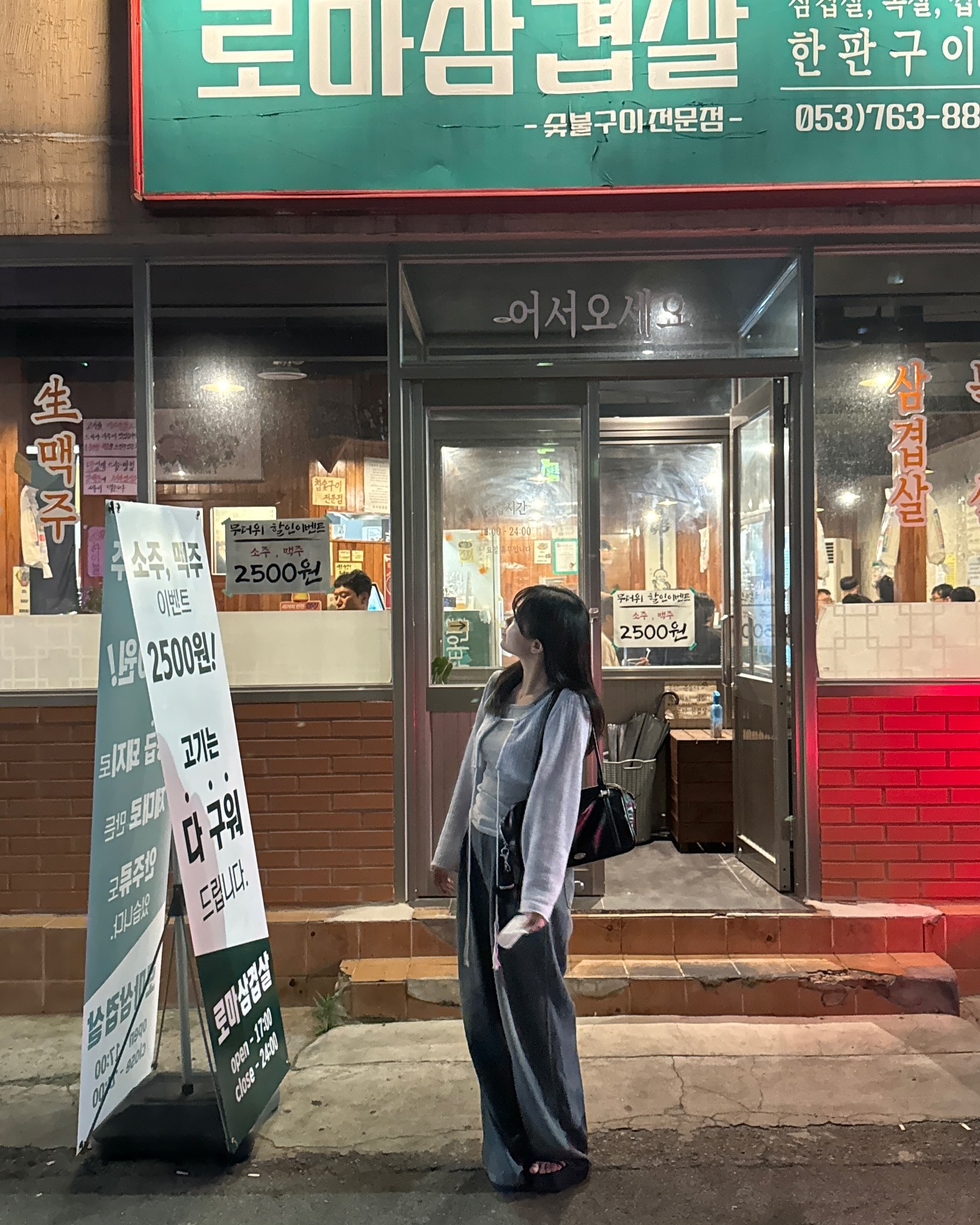 수성구에서 삼겹살 먹고 싶을땐 어디?!
바로 여기 ! samgyeopsal_in_roma 

기본적인 반찬들부터 너무 맛있어서 1차 놀라고
김치찌개로 2차 놀라고 부위마다 고기가 맛있고 육즙가득해서
3번 놀라면서 맛있게 먹었던 곳이었어요 🫢🤎

삼겹살, 목살, 껍데기 등 모둠으로 한판에 나오는데
고기도 구워져서 나와서 편하게 먹을수 있었고,
분위기 자체가 되게 레트로 느낌이라 
가족이나 친구,연인끼리 와도 손색 없는 곳이랍니다 😊✌️

볶음밥을 못먹고 온게 너무 아쉬우니까 한번 더 가려구요 ㅋ ㅋ ㅋ 
그래서 나랑 갈 사람 ✅

📍 로마삽겹살
📍 대구 수성구 동대구로73길 26 1층
⏰ 11:30 ~ 24:00(일요일 휴무)
 브레이크 타임 14:00 ~ 17:00
 토요일 17:00 ~ 24:00
📍 주차 매장 앞 2대 (혼잡)

https://m.place.naver.com/restaurant/1797650037/home?entry=plt 

#대구 #대구맛집 #대구삼겹살맛집 #대구삼겹살 #수성구맛집 #수성구삼겹살 #수성구삼겹살맛집 #수성구삼겹살맛집베스트 #로마삼겹살
